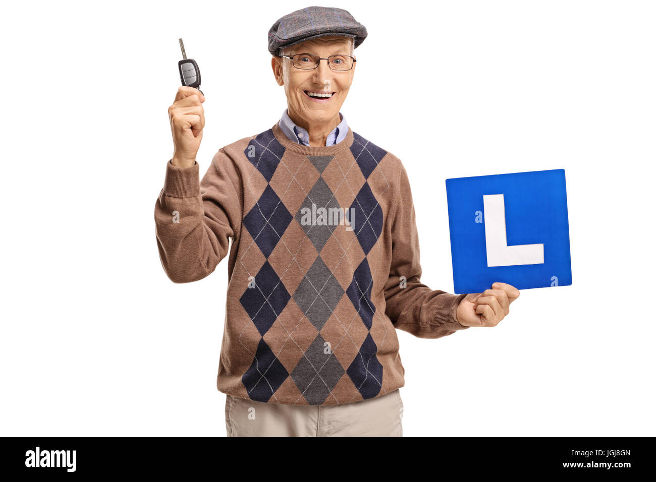 Älterer Mann, der ein Autoschlüssel und ein L-Zeichen isoliert auf weißem Hintergrund Stockfoto