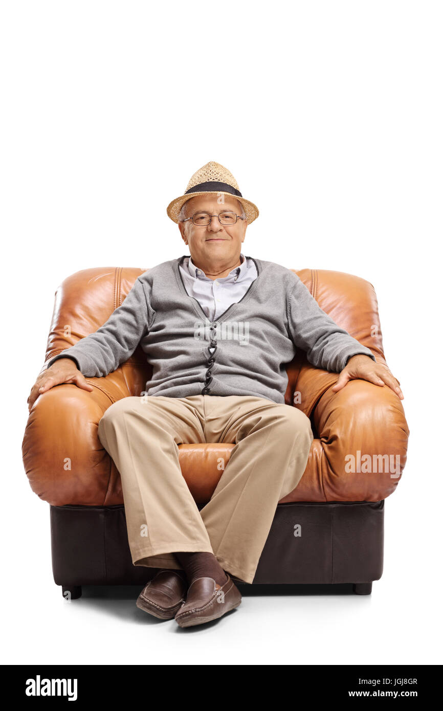 Älterer Mann sitzt in einem Ledersessel und schaut in die Kamera, die isoliert auf weißem Hintergrund Stockfoto