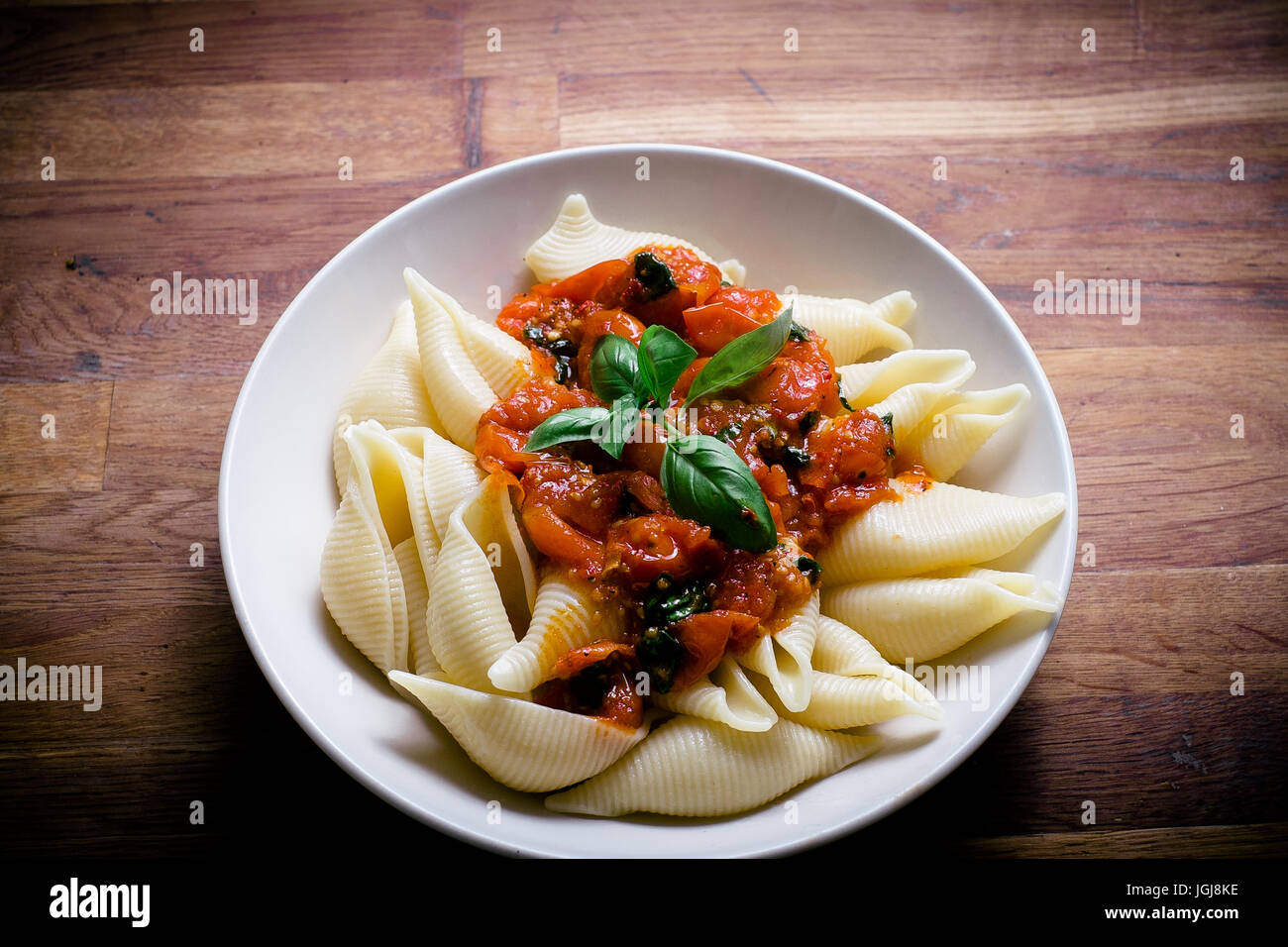 Nudeln Muscheln mit Tomatensauce und Basilikum Stockfoto