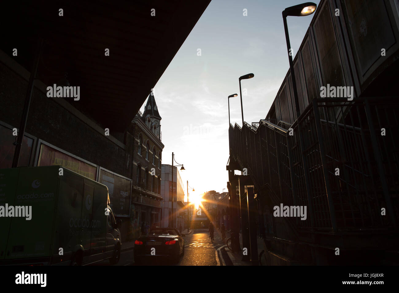 Sonnenuntergänge im Westen Atlantikstraße, Brixton, Südlondon, England, UK Stockfoto