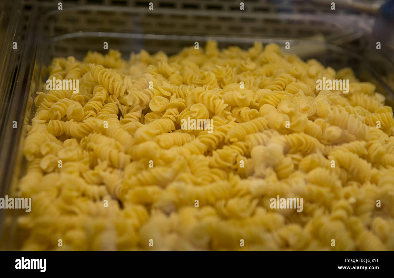 Italienische Fusilli oder Rotini Helix geformt Makkaroni Nudeln Essen Hintergrund Stockfoto