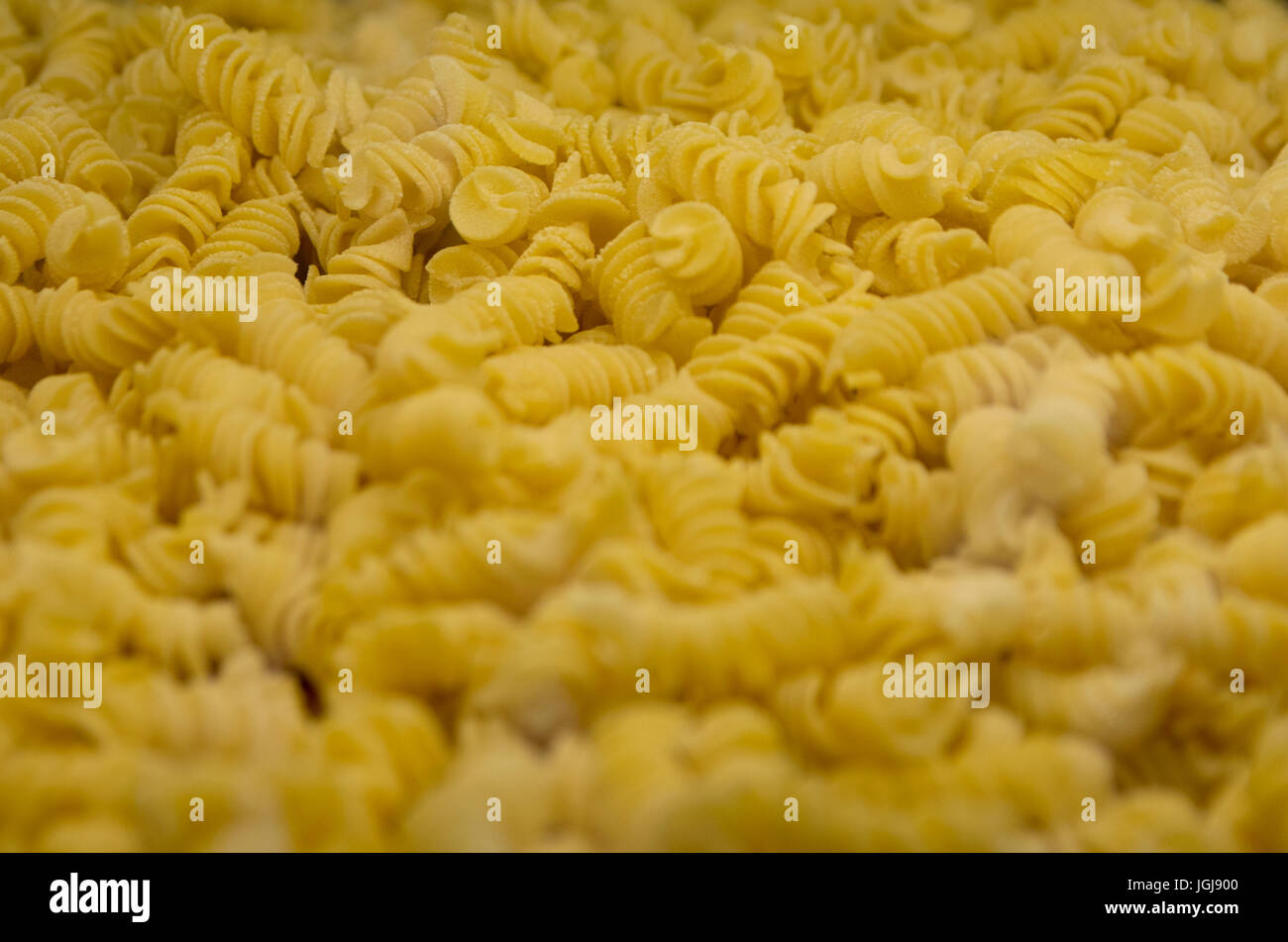 Italienische Fusilli oder Rotini Helix geformt Makkaroni Nudeln Essen Hintergrund Stockfoto