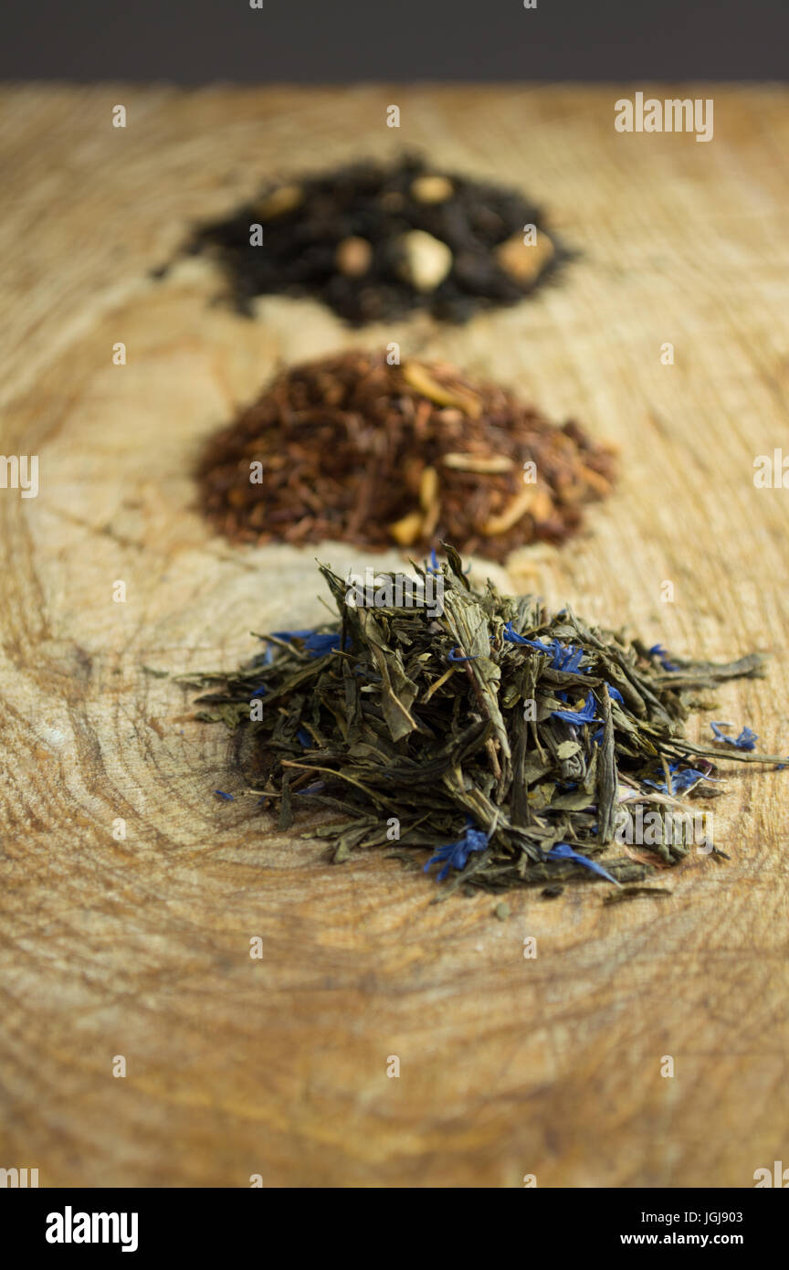 Tee-Stillleben, grüner Tee, roter Tee, schwarzer Tee Stockfoto
