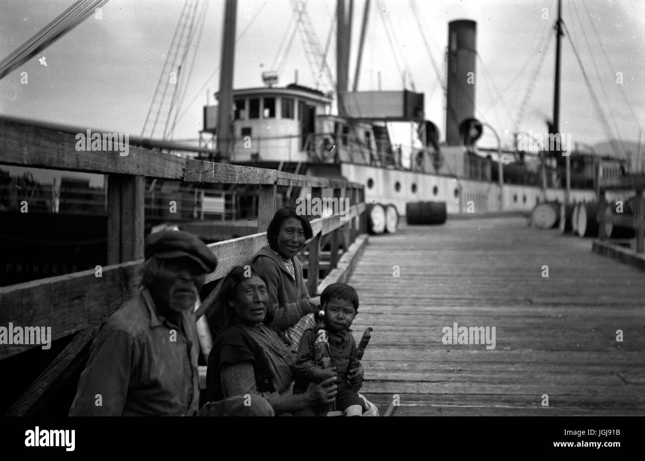 Erste Familie der Nationen auf der Pier am Hafen Alice Stockfoto