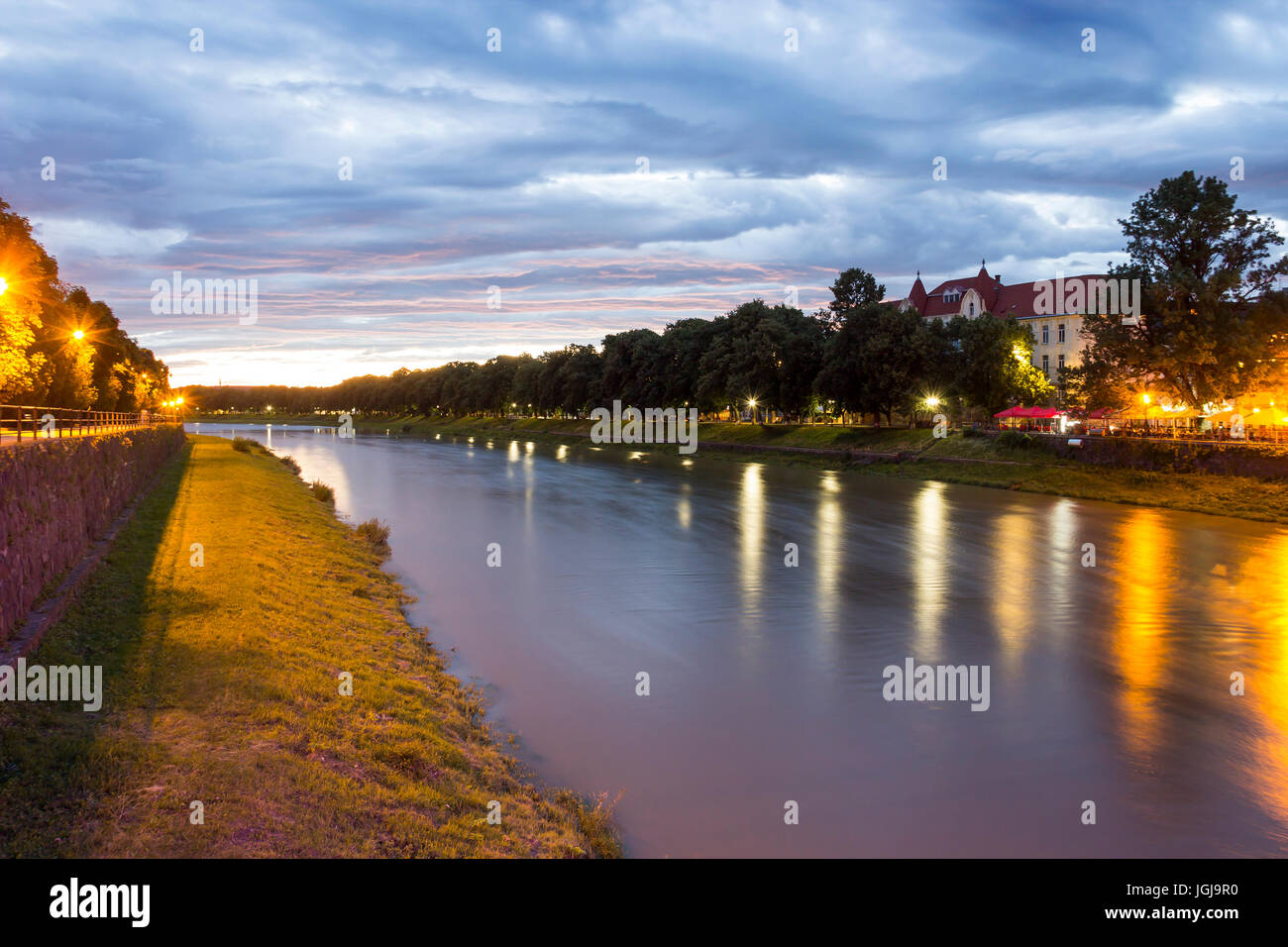 Fluss Uzh am Abend, Uzhgorod, Ukraine Stockfoto
