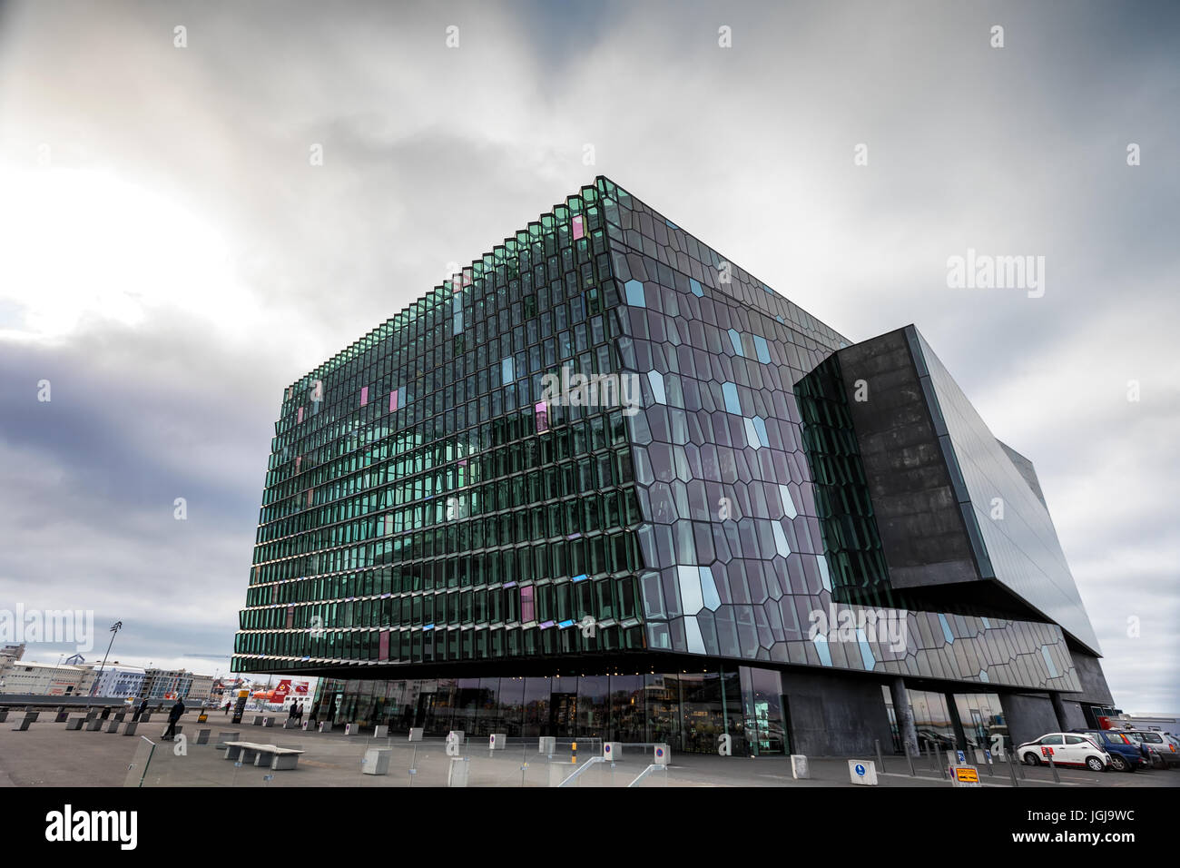 Reykjavik, Island - 1. April 2017: Berühmte moderne Gebäude von Harpa Konzertsaal in Reykjavik, Island. Harpa eröffnete am 13. Mai 2011 Stockfoto