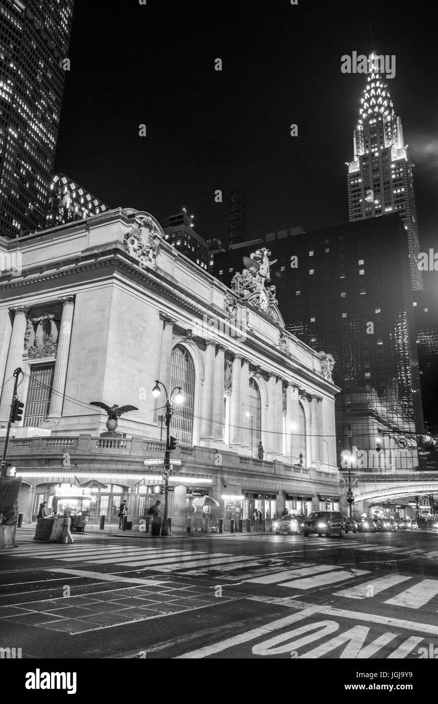 42nd Street in Manhattan enthält zwei der berühmtesten Gebäude von New York City, Grand Central Station und das Chrysler building Stockfoto