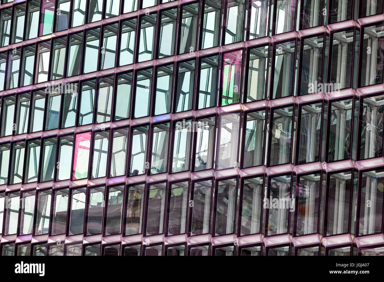 Reykjavik, Island - 1. April 2017: Berühmte moderne Gebäude von Harpa Konzertsaal in Reykjavik, Island. Harpa eröffnete am 13. Mai 2011 Stockfoto