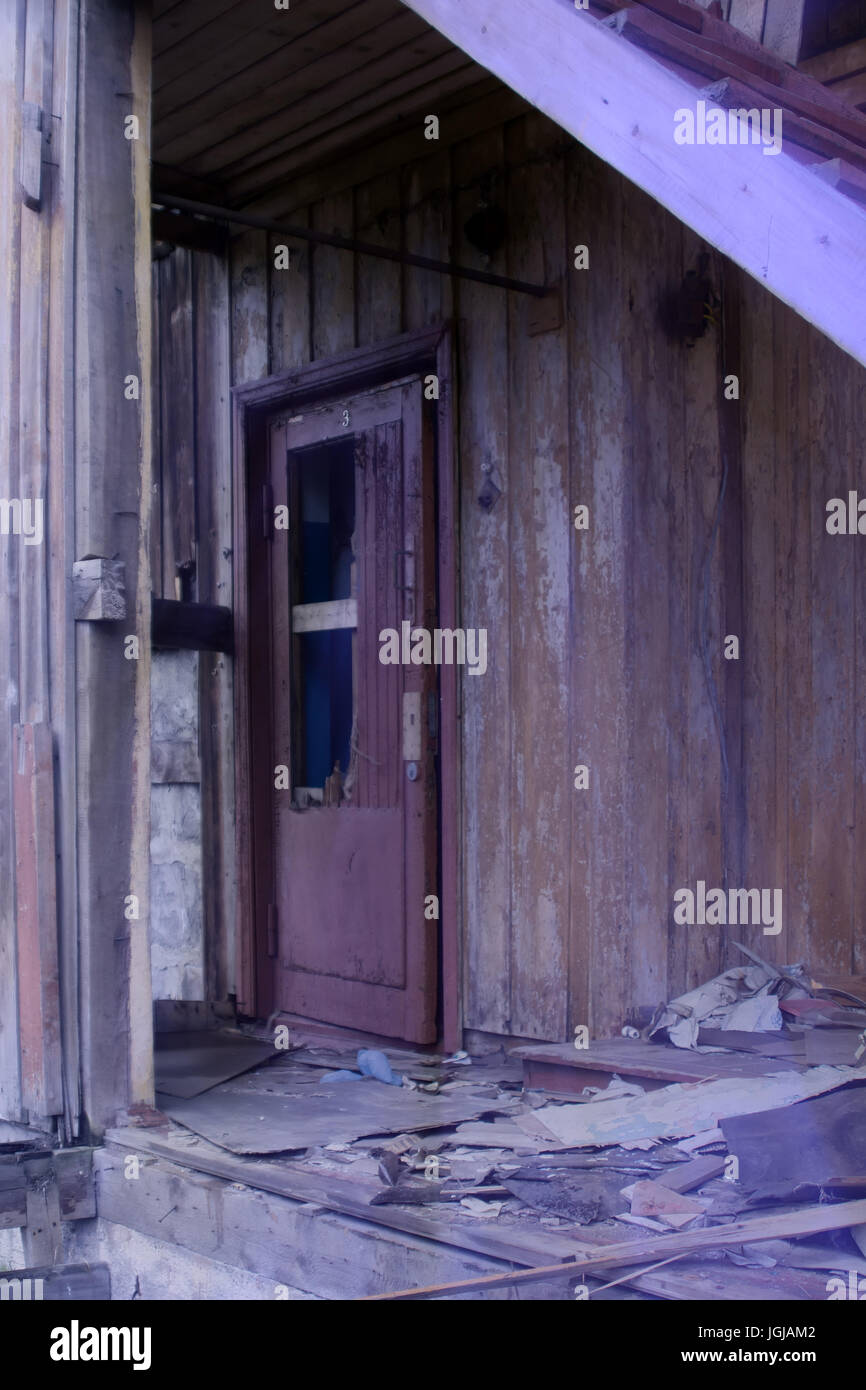 Nicht-funktionale Tür - unbewohnten Haus. Verlassenes Haus stumpf aussehen. Menschen ausgewandert, bessere Plätze Stockfoto