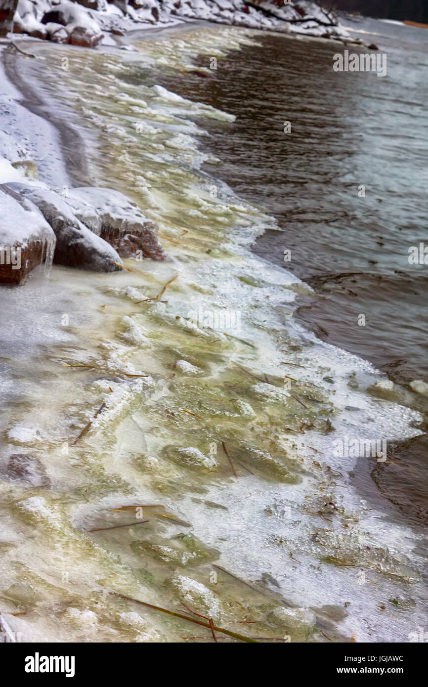 Küste Meer im Winter eingefroren. Wasser und Eis in der kalten Jahreszeit, wenn die Jahreszeiten wechseln Stockfoto