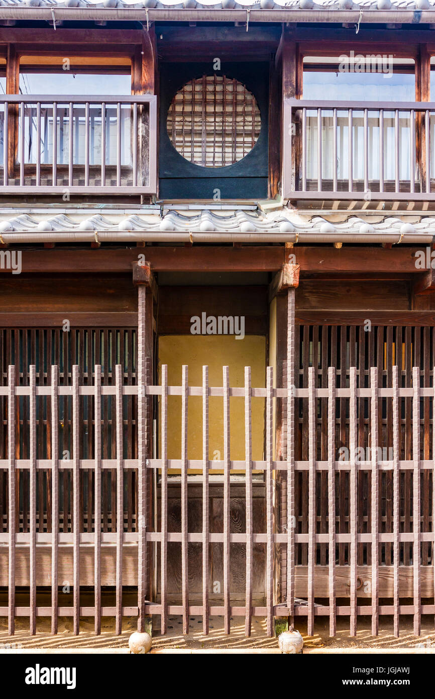 Japan, Tatsuno. Eingang japanisches Haus mit traditionellen Gittertyp