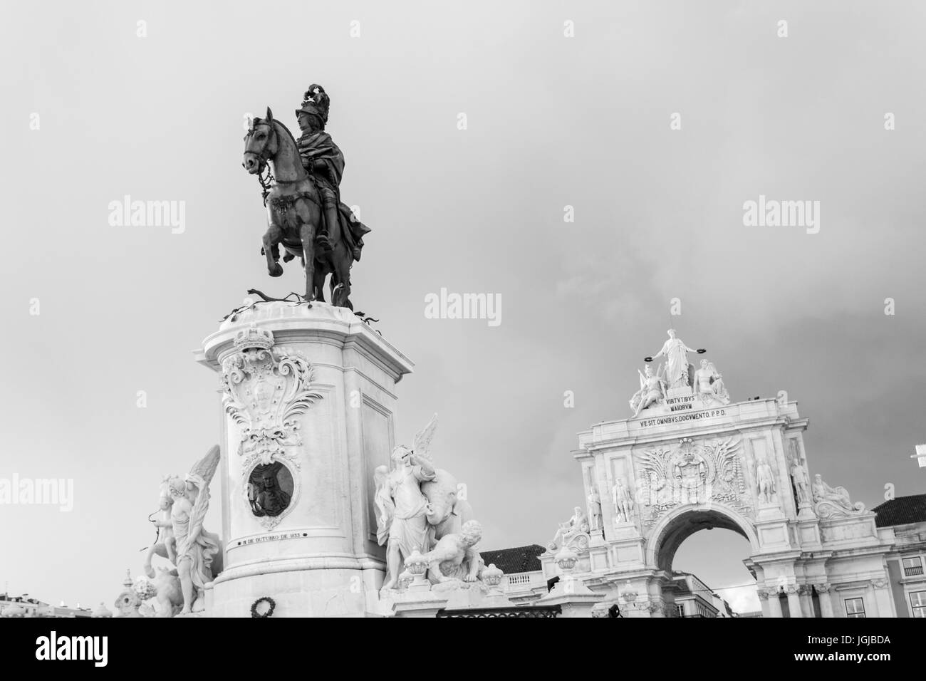 Praça Comercio in Lissabon durch den Fluss Tejo ist eines der bekanntesten Gebiete der Stadt Stockfoto