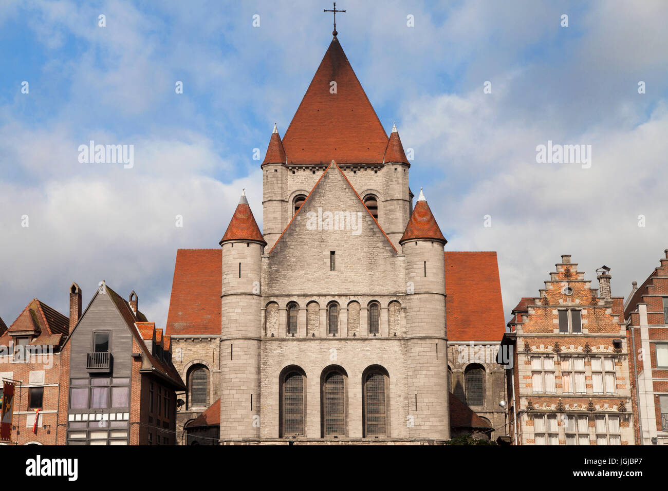 Kirche von Saint-Quentin in der Grand Place von Tournai, Wallonien, Belgien. Stockfoto