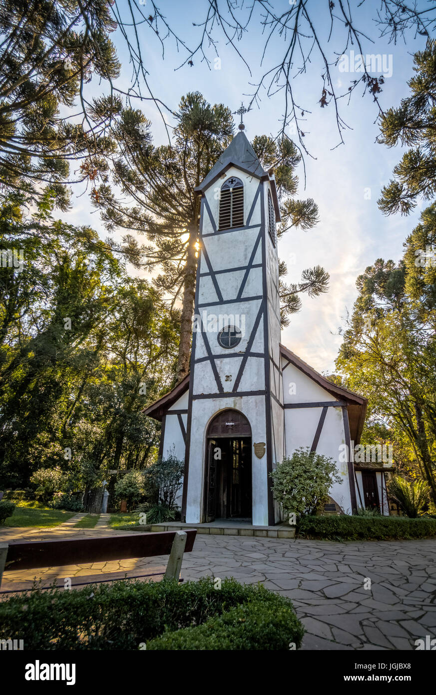 Deutsche Fachwerk-Stil der Kirche an Immigrant Village Park (Parque Aldeia Do Imigrante) - Nova Petropolis, Rio Grande Do Sul, Brasilien Stockfoto