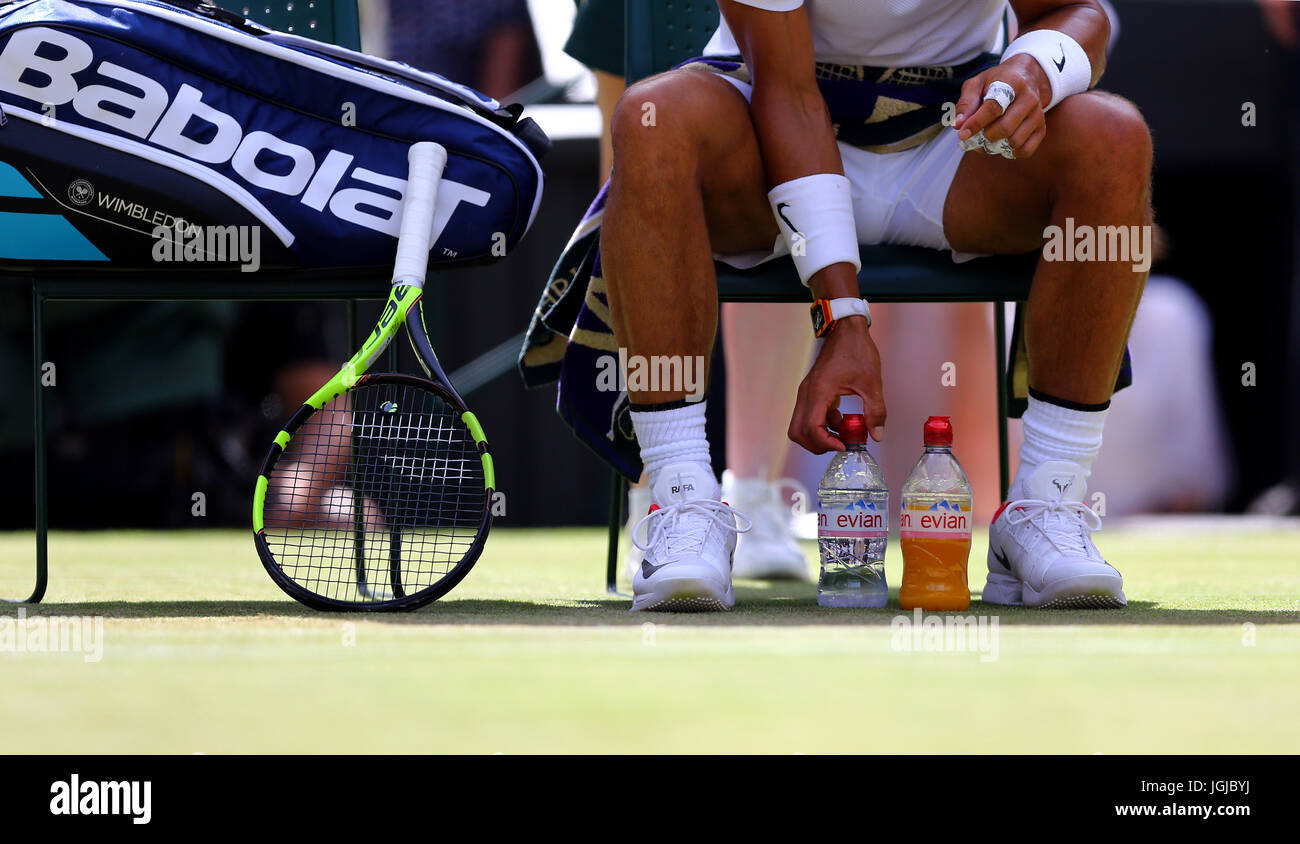 Rafael Nadal stellt seine Evian-Flaschen während seines Spiels gegen Karen  Khachanov am fünften Tag der Wimbledon-Meisterschaften im All England Lawn  Tennis und Croquet Club in Wimbledon zusammen Stockfotografie - Alamy