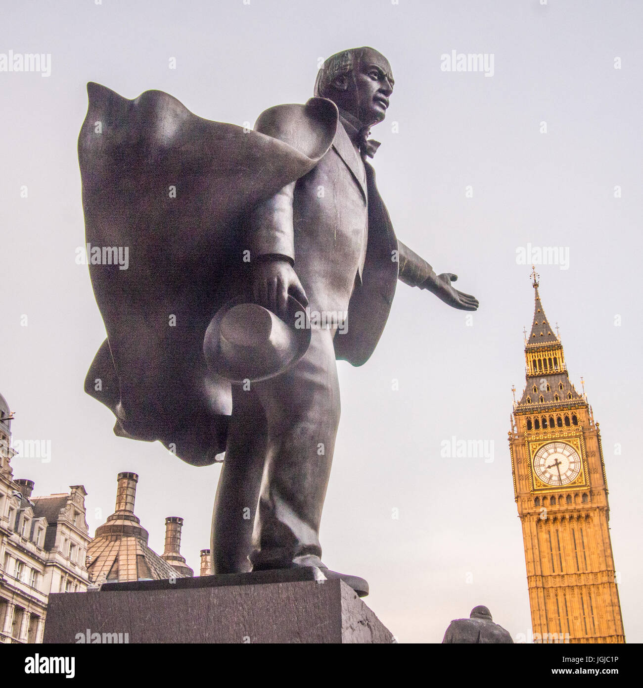 Statue von David Lloyd George auf dem Parliament Square mit Elizabeth Tower Gehäuse Big Ben hinter, London. Stockfoto