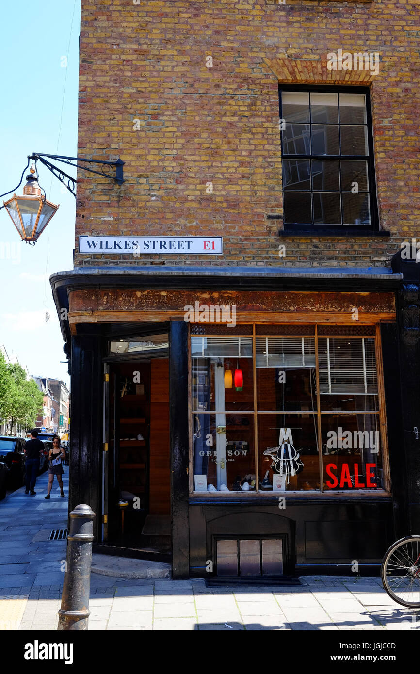Ein Shop in Wilkes Street in Shoreditch, im East End von London. Das Geschäft hat einen Verkauf auf. Stockfoto