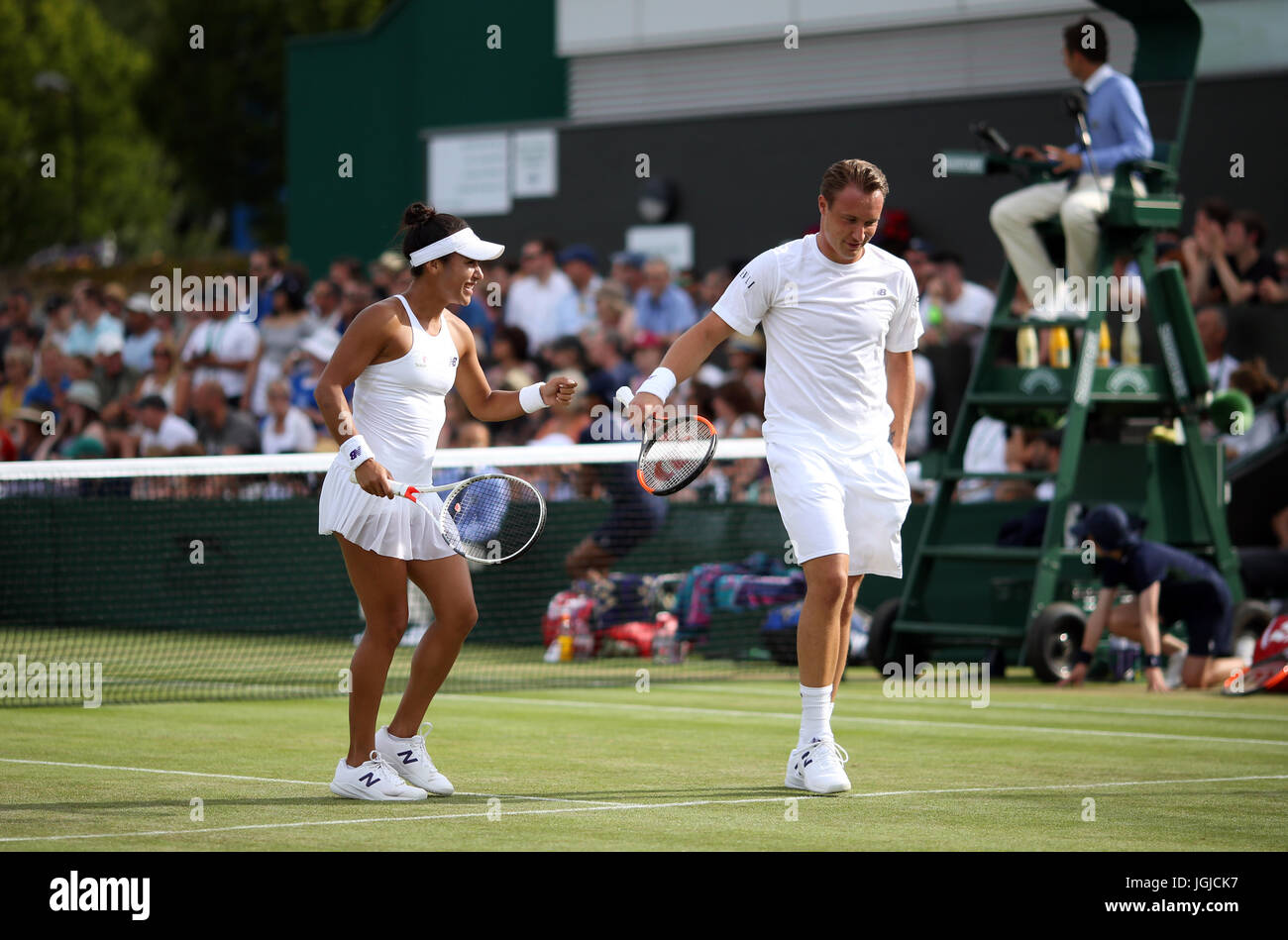 Heather Watson und Henri Kontinen während ihre Doppel match gegen Victoria Azarenka und Nenad Zimonjic am Tag fünf der Wimbledon Championships in The All England Lawn Tennis and Croquet Club, Wimbledon. Stockfoto