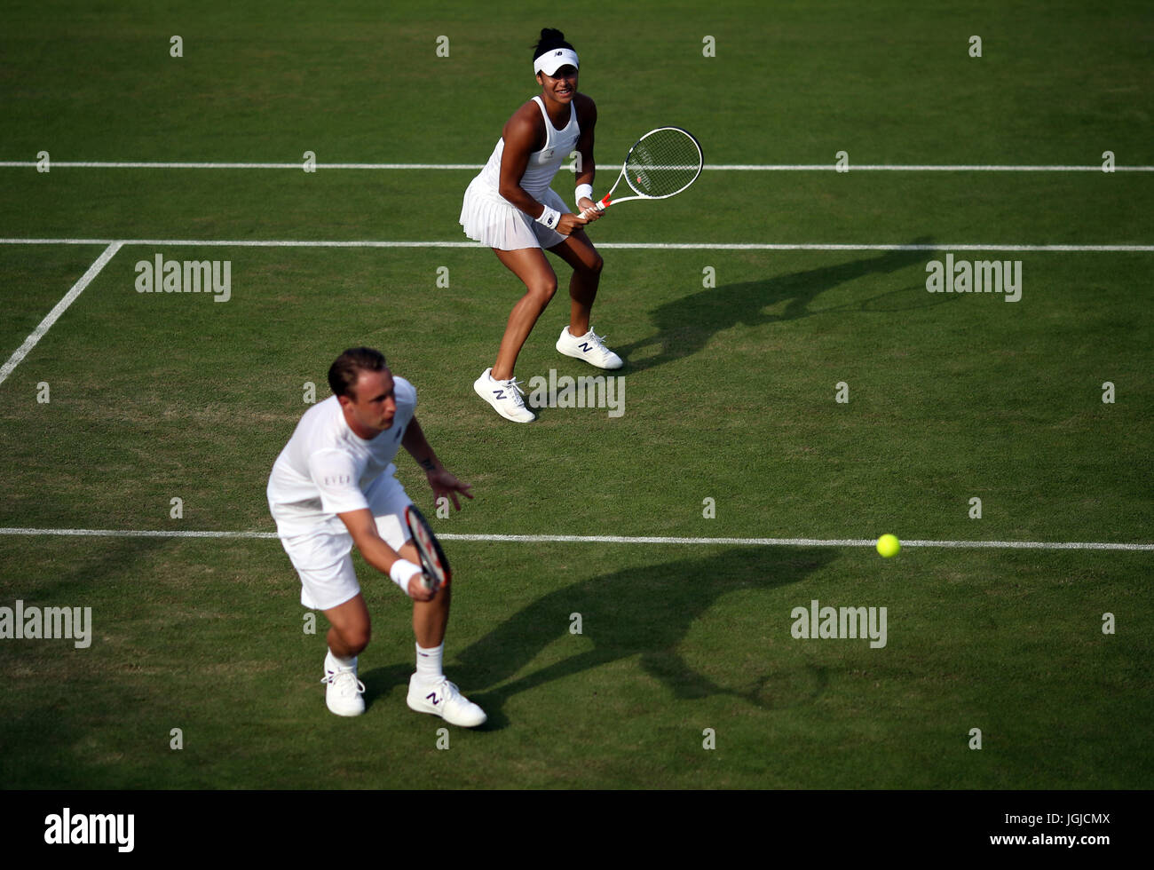 Heather Watson und Henri Kontinen bei ihrem Doppelspiel gegen Victoria Azarenka und Nenad Zimonjic am fünften Tag der Wimbledon Championships im All England Lawn Tennis and Croquet Club in Wimbledon. Stockfoto