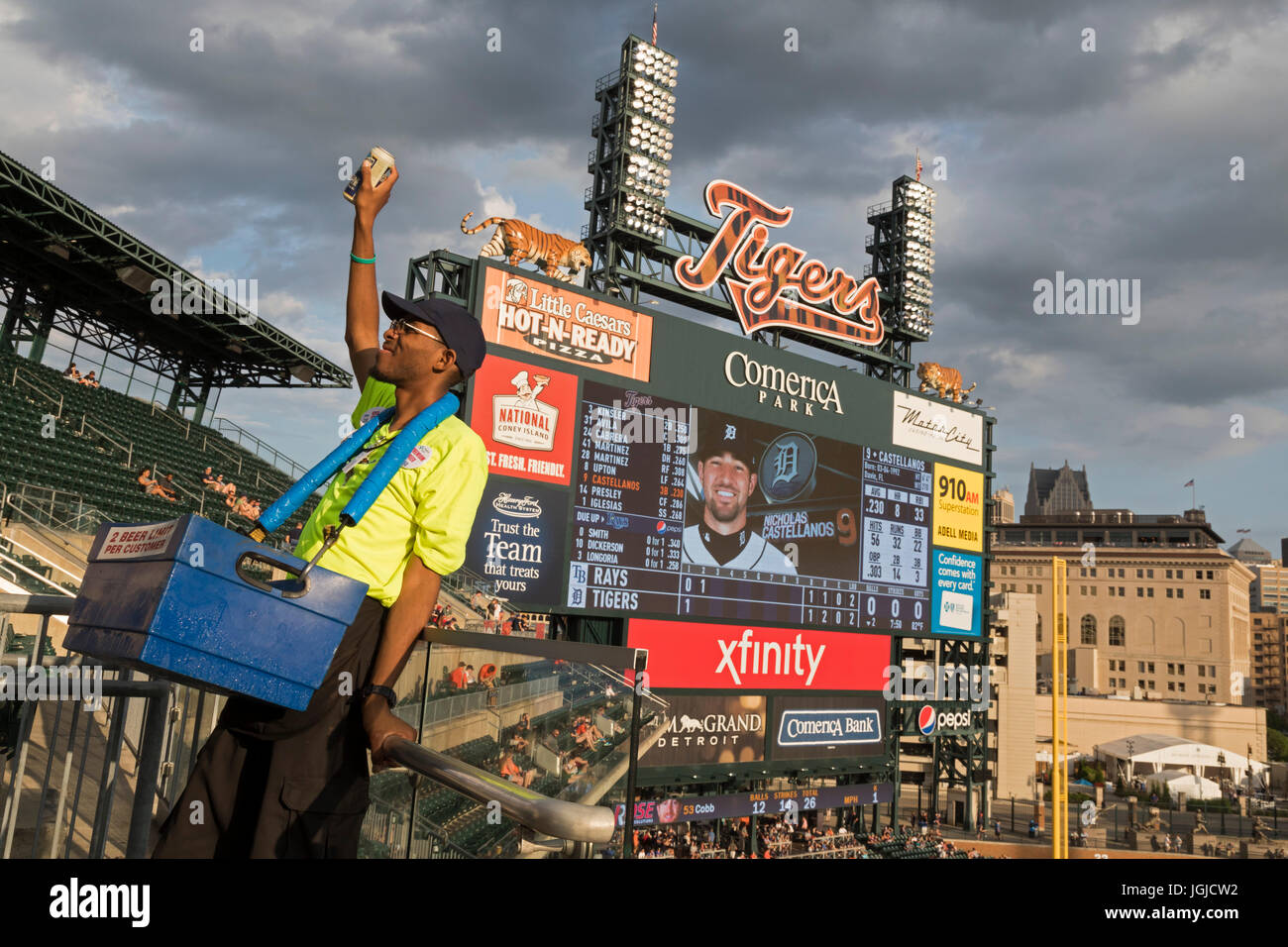 Detroit, Michigan - ein Verkäufer verkauft Bier bei einem Baseballspiel im Comerica Park, Heimat der Detroit Tigers. Stockfoto