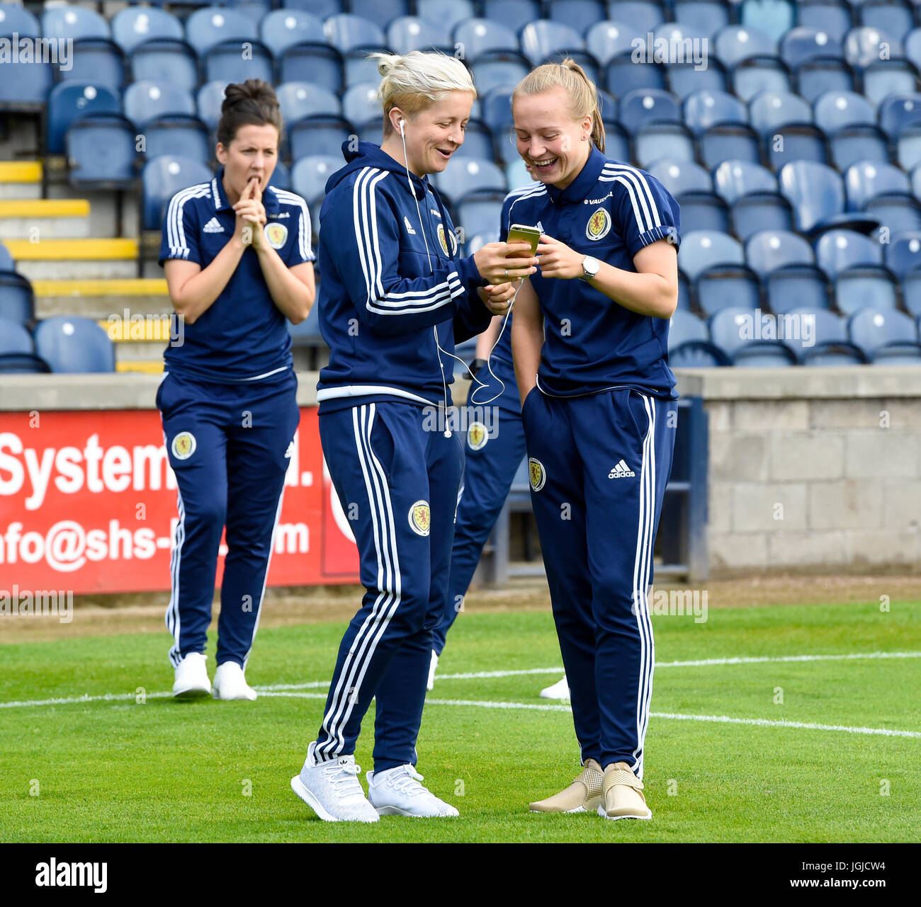 Lana Clelland (links) und Rachel McLauchlan von den schottischen Frauen teilen einen Witz vor dem Spiel der Internationalen Herausforderung in stark's Park, Kirkcaldy. DRÜCKEN SIE VERBANDSFOTO. Bilddatum: Freitag, 7. Juli 2017. Siehe PA Geschichte FUSSBALL Schottland Frauen. Bildnachweis sollte lauten: Ian Rutherford/PA Wire. Stockfoto