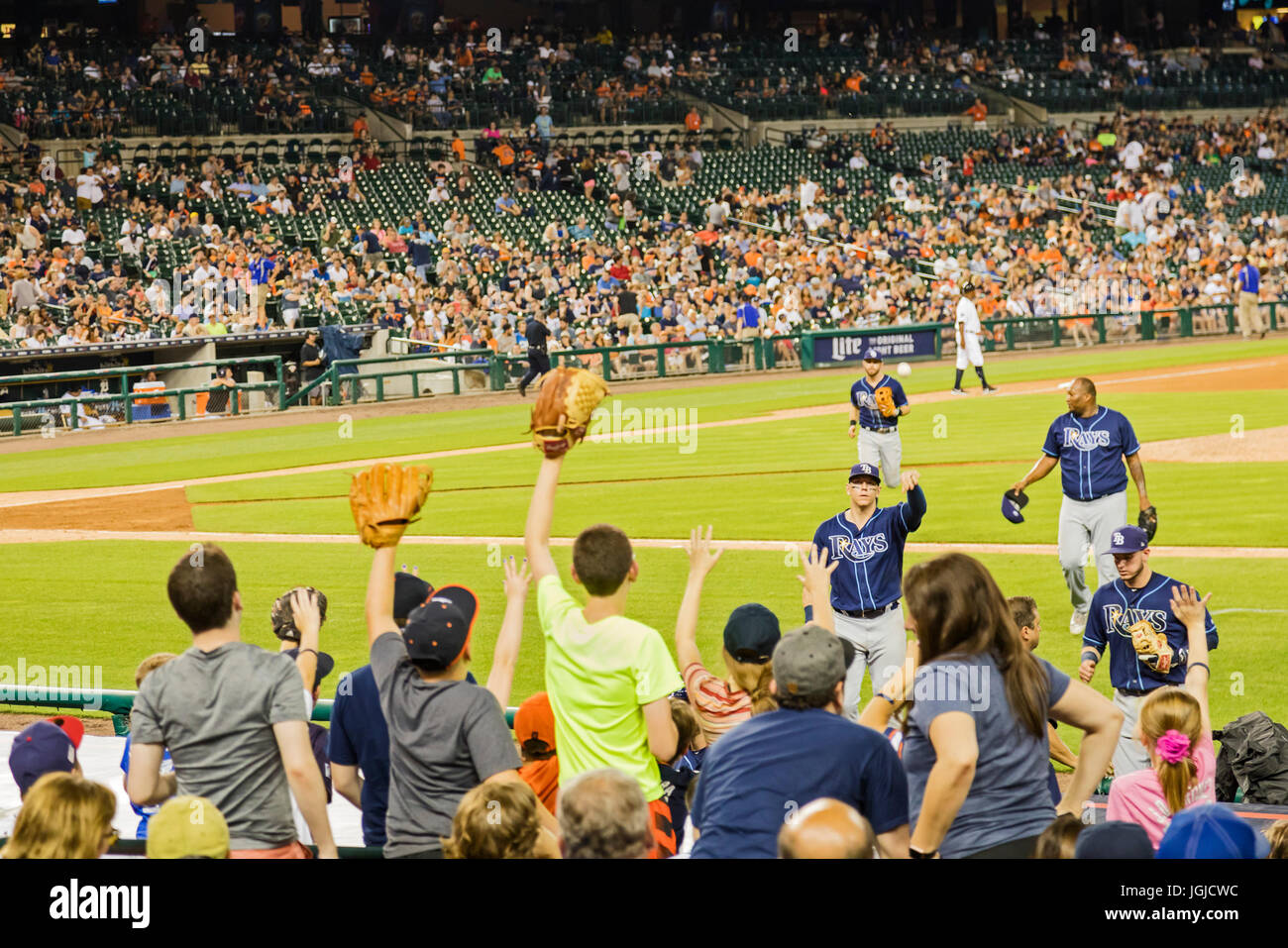 Detroit, Michigan - ein Baseball-Spieler für die Tampa Bay Rays wirft einen Ball für Kinder auf der Tribüne am Ende ein Inning im Comerica Park, Heimat der Stockfoto