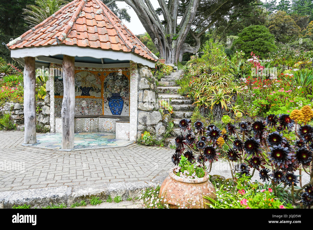 Das Shell-Haus, entworfen von Lucy Dorrien-Smith in Tresco Abbey Gardens, Tresco Insel, Isles of Scilly, England, Vereinigtes Königreich. Stockfoto Das Shell-Haus, entworfen von Lucy Dorrien-Smith in Tresco Abbey Gardens, Tresco Insel, Isles of Scilly, England, Vereinigtes Königreich. Stockfoto