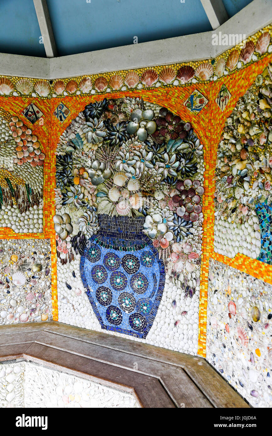 Das Shell-Haus, entworfen von Lucy Dorrien-Smith in Tresco Abbey Gardens, Tresco Insel, Isles of Scilly, England, Vereinigtes Königreich. Stockfoto Das Shell-Haus, entworfen von Lucy Dorrien-Smith in Tresco Abbey Gardens, Tresco Insel, Isles of Scilly, England, Vereinigtes Königreich. Stockfoto