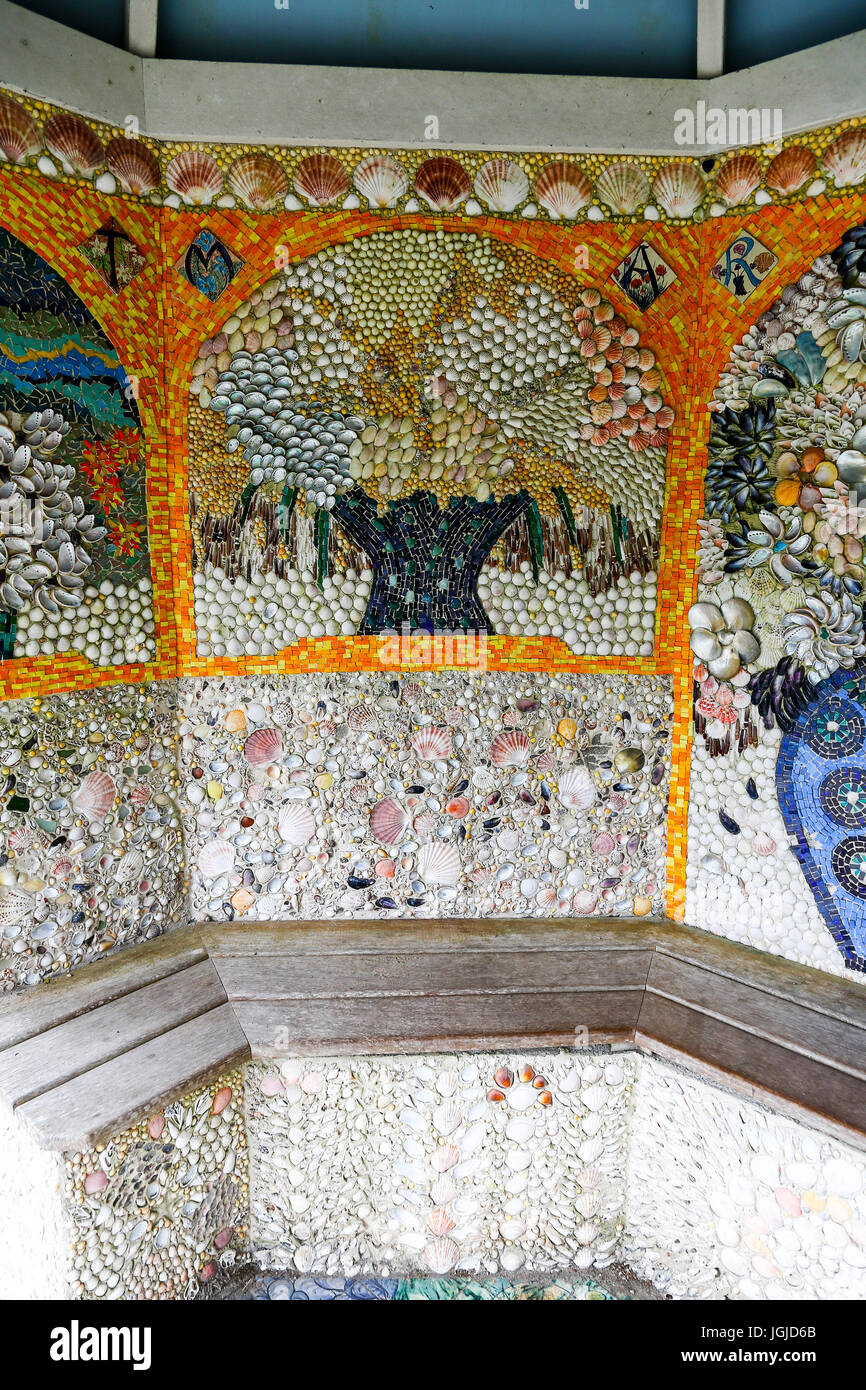 Das Shell-Haus, entworfen von Lucy Dorrien-Smith in Tresco Abbey Gardens, Tresco Insel, Isles of Scilly, England, Vereinigtes Königreich. Stockfoto Das Shell-Haus, entworfen von Lucy Dorrien-Smith in Tresco Abbey Gardens, Tresco Insel, Isles of Scilly, England, Vereinigtes Königreich. Stockfoto