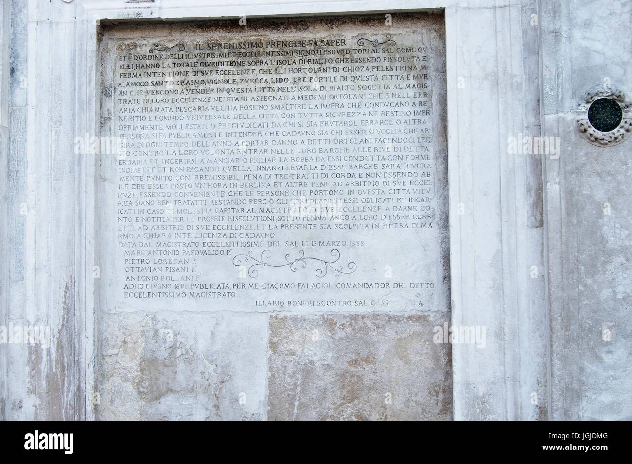Venedig Veneto Italien. Alte Akt in der Nähe von Rialto ausgestellt und dann in Marmor eingraviert, von Richtern, die Gemüsestände von Chioggia zu schützen Stockfoto