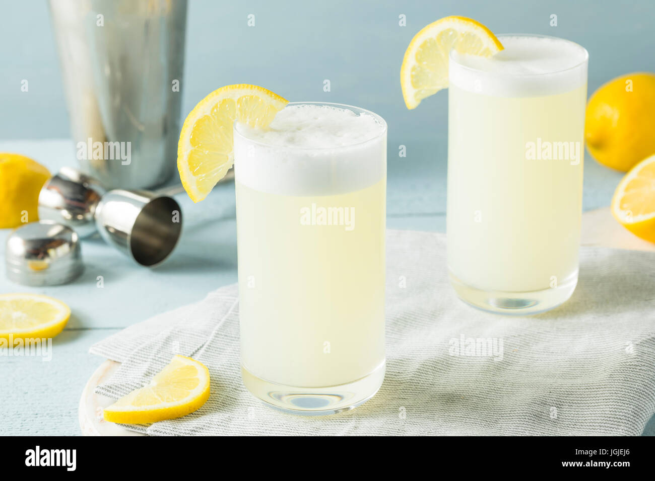 Erfrischende kalte Ei Gin Fizz mit einer Zitrone garnieren Stockfoto
