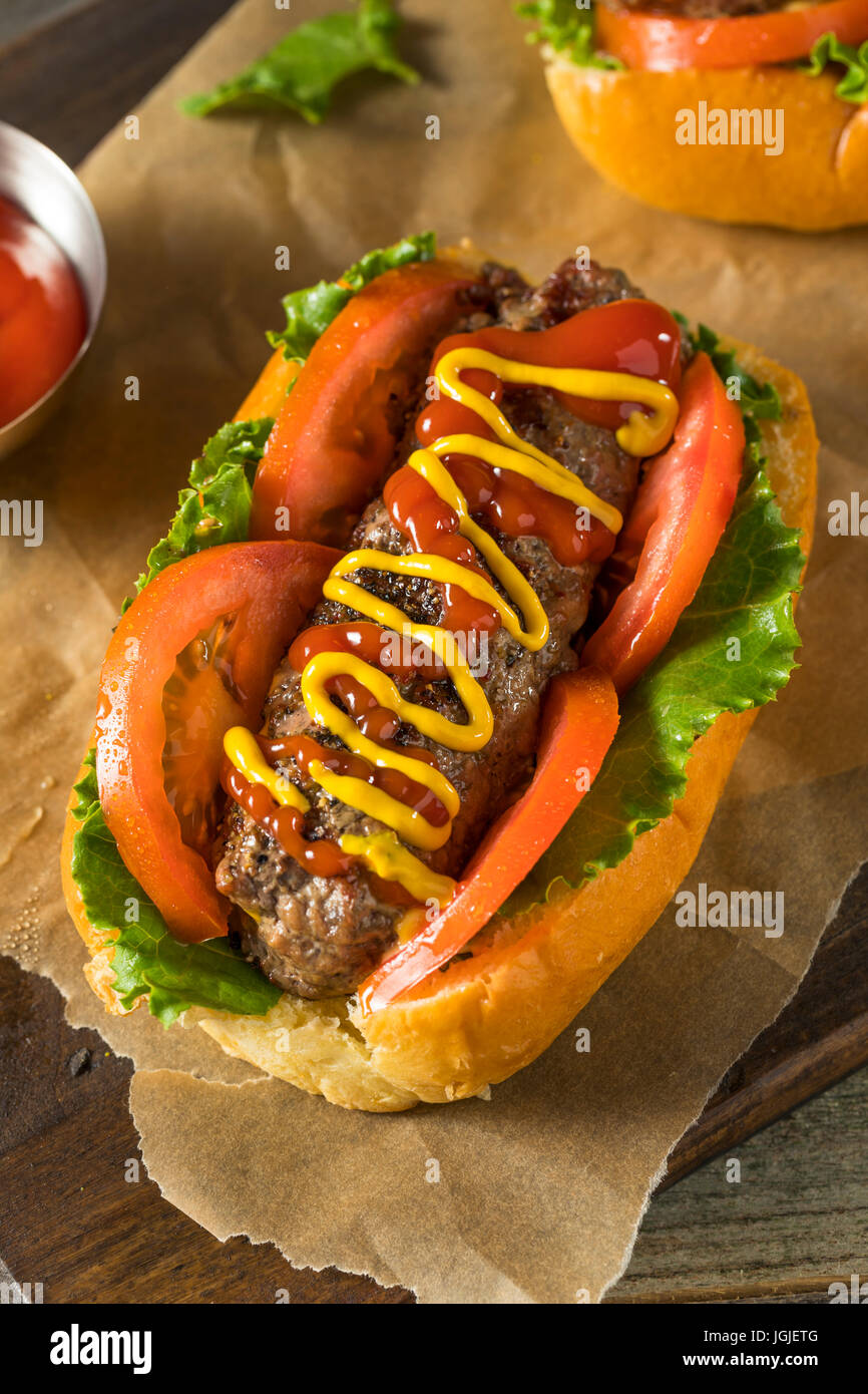 Hausgemachte Burger Hotdogs mit Letttuce Tomaten-Ketchup Stockfoto