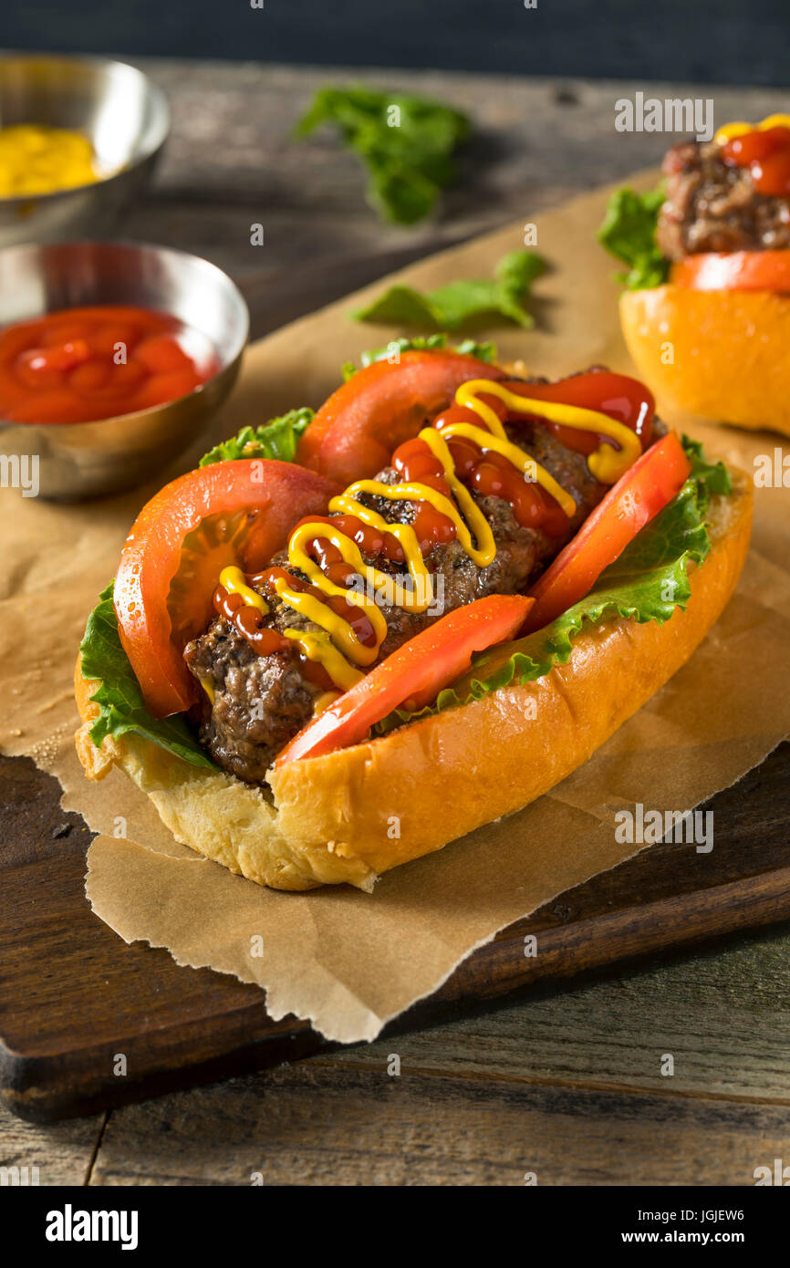 Hausgemachte Burger Hotdogs mit Letttuce Tomaten-Ketchup Stockfoto