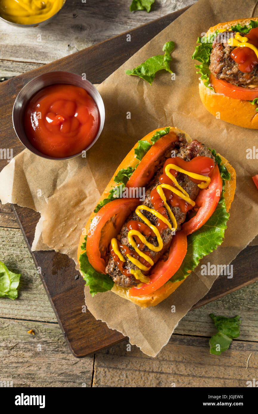 Hausgemachte Burger Hotdogs mit Letttuce Tomaten-Ketchup Stockfoto