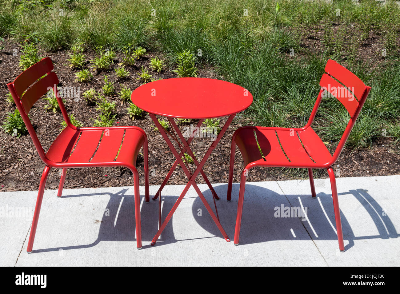 Detroit, Michigan - Tisch und Stühlen in einem Innenstadt-Park. Stockfoto