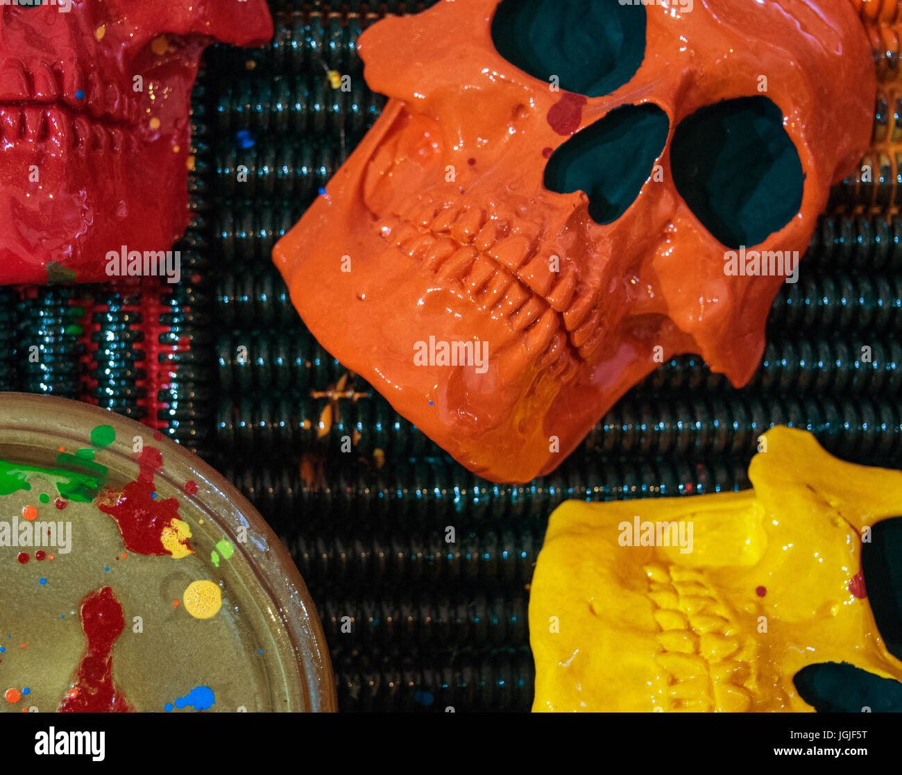 Schädel-Kunstwerk auf einer Tattoo-Convention in Bukarest, Rumänien. Stockfoto