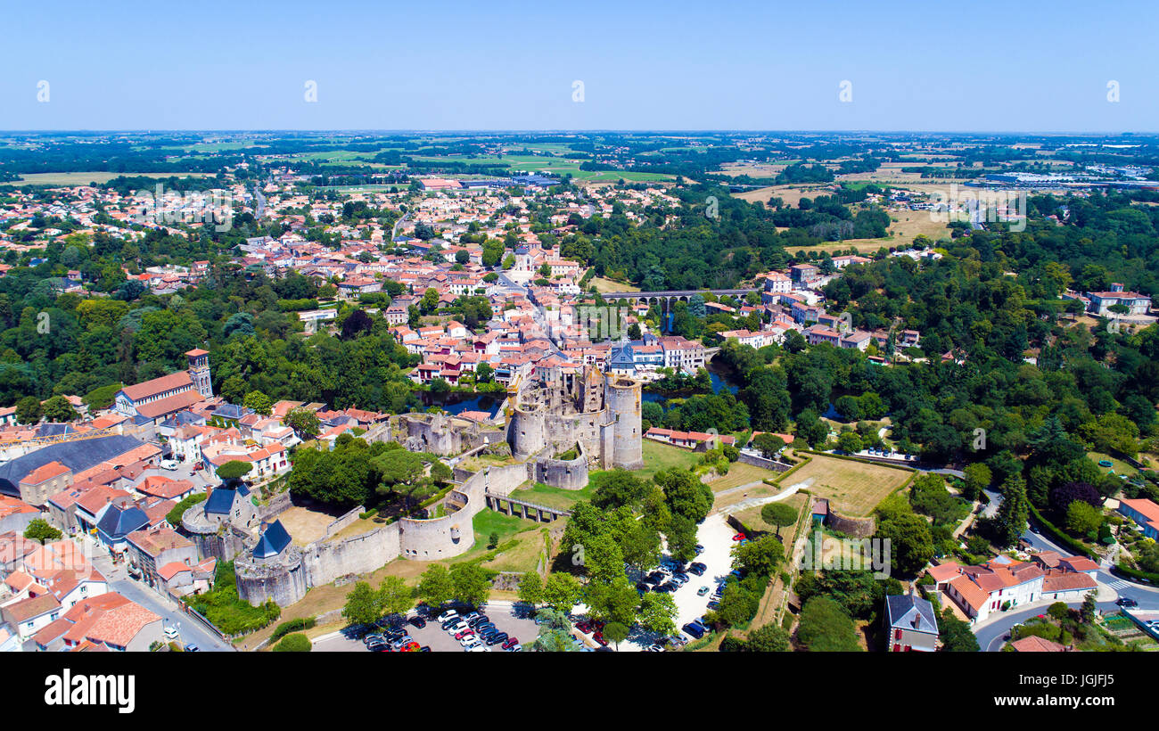 Luftaufnahme von Clisson Stadtzentrum und Schloss in Loire Atlantique, Frankreich Stockfoto