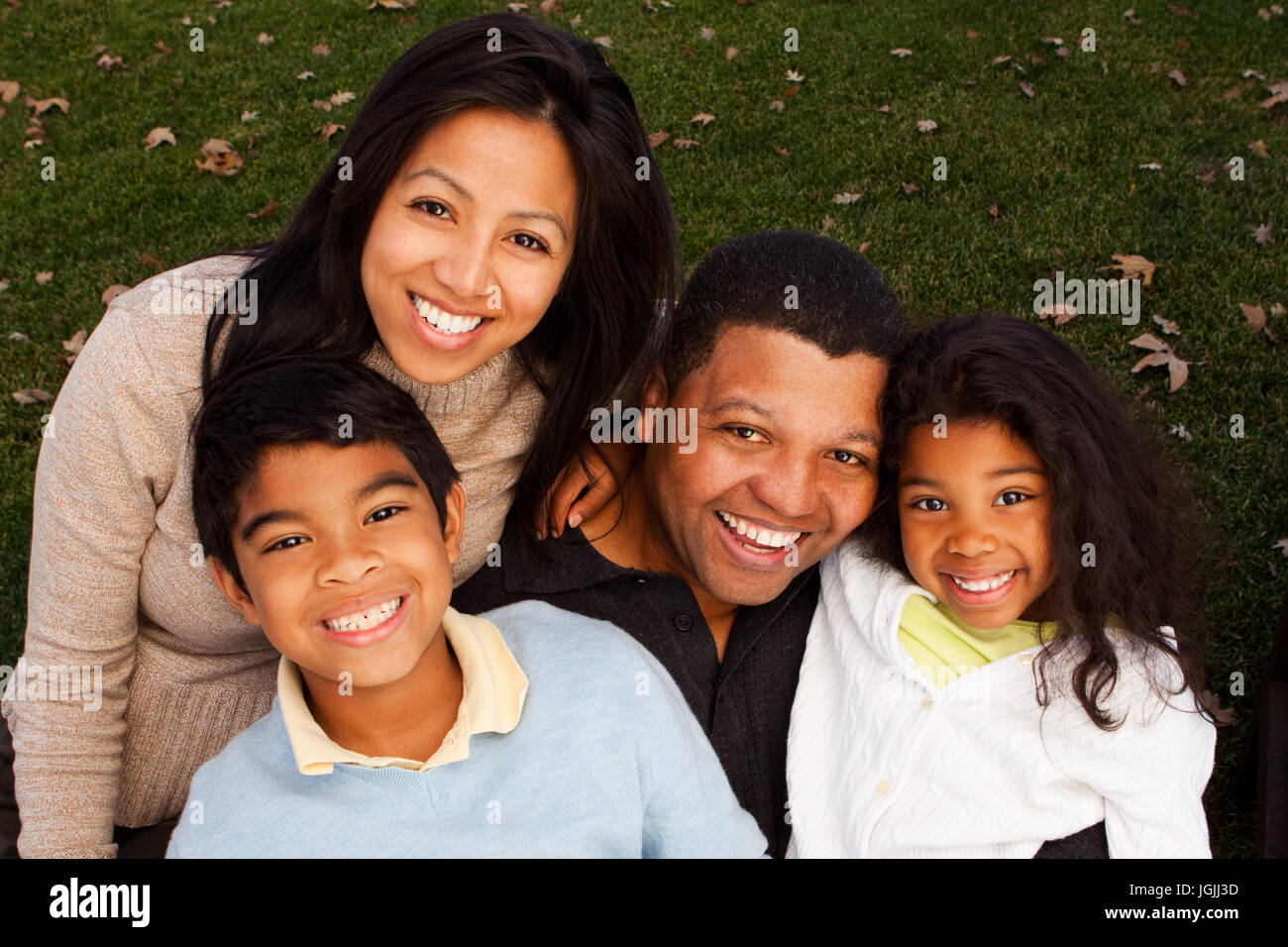 Gemischte Rassen Familie lachen und Lächeln außerhalb. Stockfoto