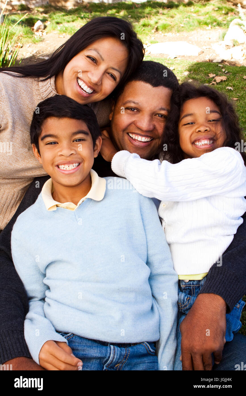 Gemischte Rassen Familie lachen und Lächeln außerhalb. Stockfoto