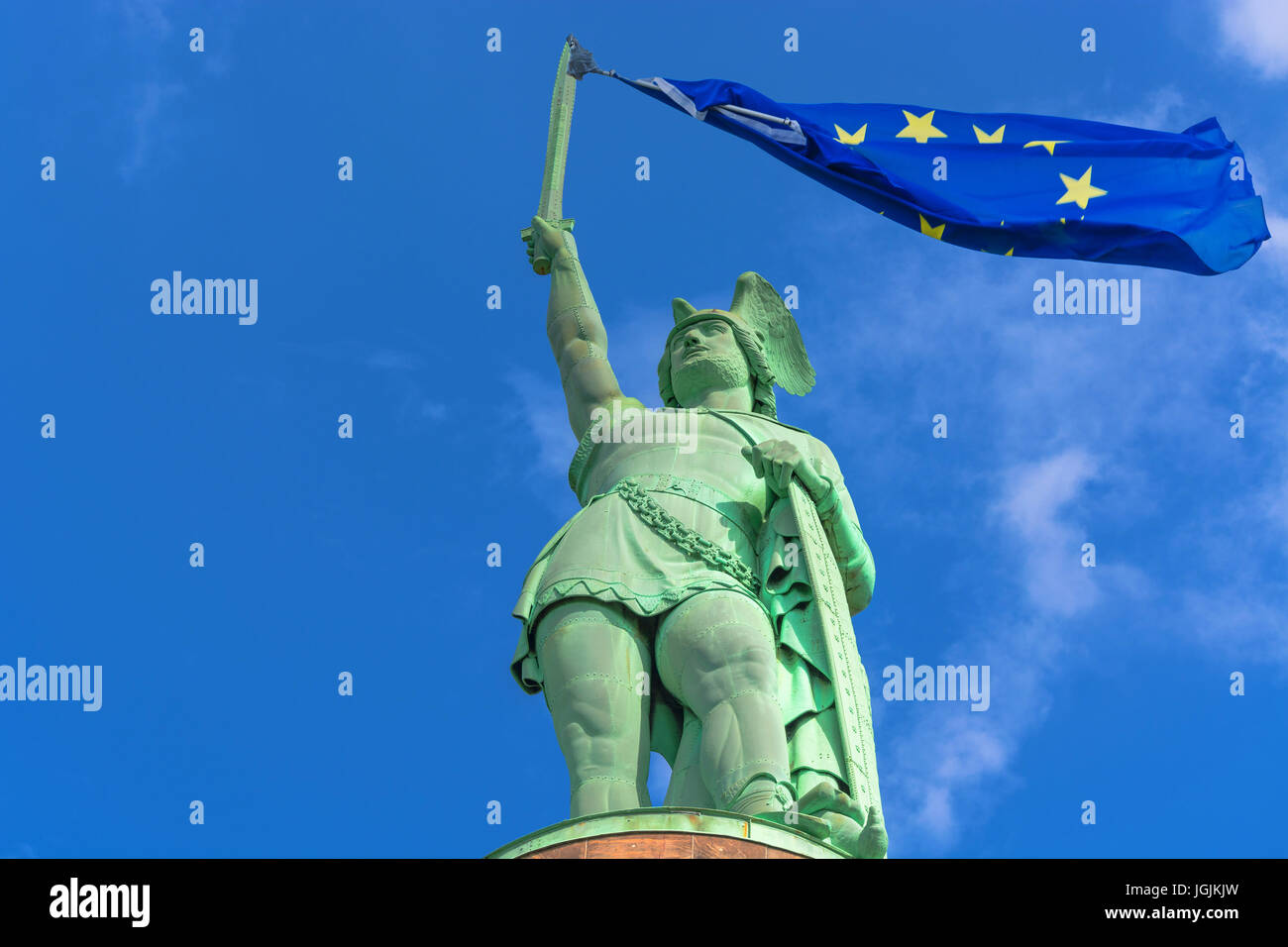 Statue des Cherusque Fürsten Arminius im Teutoburger Wald in Deutschland. Das Schwert der Statue eine europäische Flagge flattern im Wind. Stockfoto