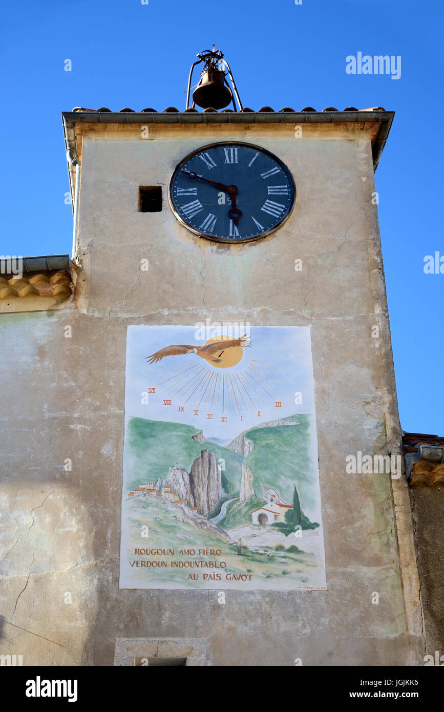 Sonnenuhr und Wandmalerei am Glockenturm im Dorf Rougon in der Verdon-Schlucht Alpes-de-Haute-Provence Frankreich Stockfoto