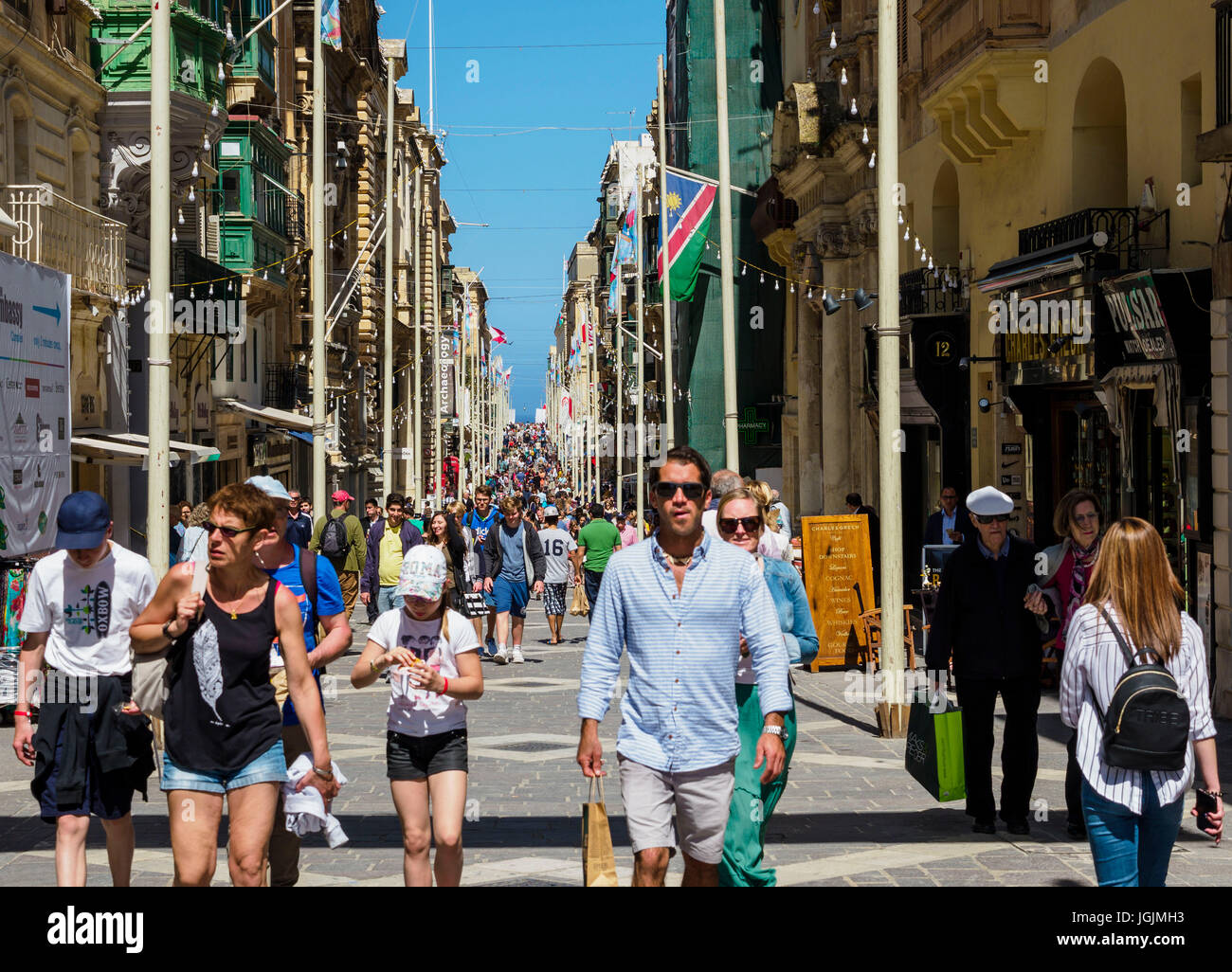 Fußgänger überqueren Republic Street / Triq Ir-Repubblika in Valletta / Malta. Stockfoto