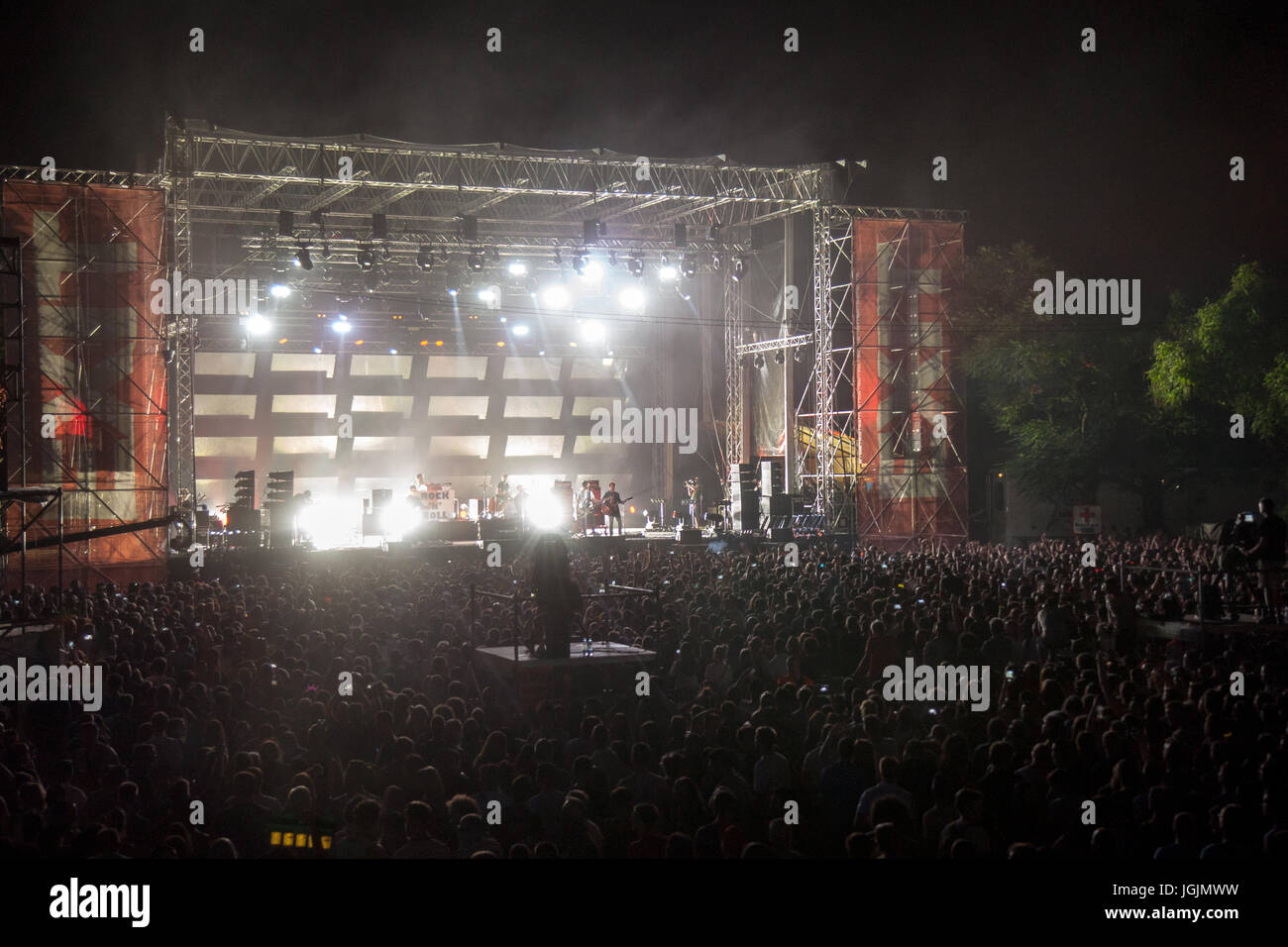 Novi Sad, Serbien. 7. Juli 2017. Menge an Liam Gallagher auf der Hauptbühne des Exit Festival jubeln.   Exit-Festival gilt als eines der wichtigsten Musikfestival der zentralen und südöstlichen Europa Credit: Jerome Cid/Alamy Live News Stockfoto