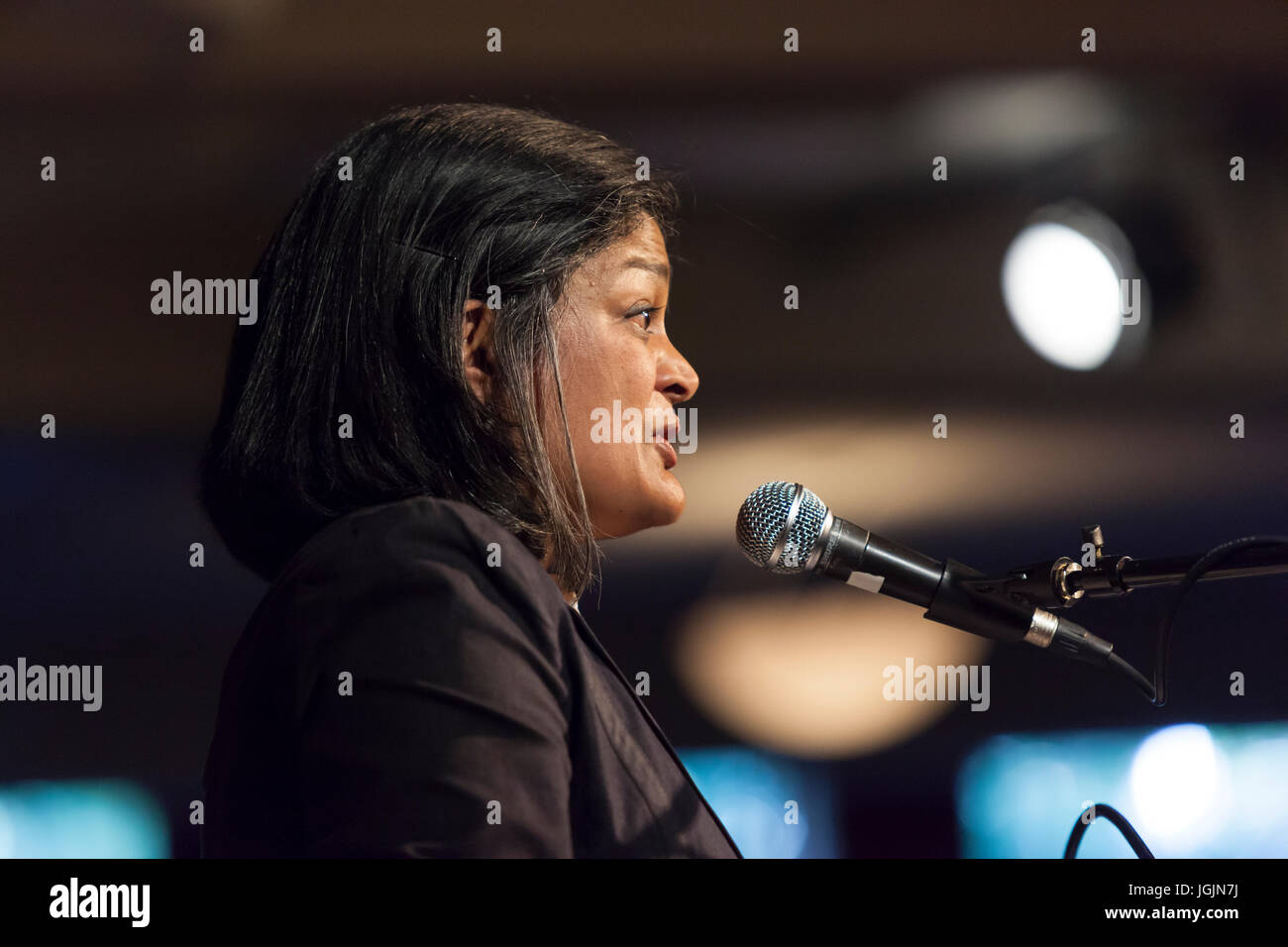 Seattle, USA. 6. Juli 2017. Kongressabgeordnete Pramila Jayapal sprach zu Hunderten im Rathaus der Stadt Seattle. Der ersten Amtszeit Vertreter der 7. Kongresswahlbezirk Washingtons statt das Rathaus mit einem besonderen Fokus auf die Gesundheitsversorgung, speziell die Auswirkungen der Trumpcare auf die Arbeiterfamilien. Sie ist ein entschiedener Gegner der aktuellen Plan der Republikaner, aufzuheben und ersetzen Obamacare und befürwortet eine Single-Payer-Heide-Care-System. Bildnachweis: Paul Christian Gordon/Alamy Live-Nachrichten Stockfoto