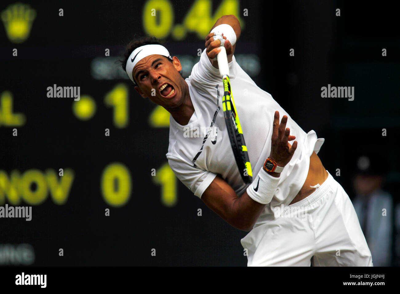 London, UK. 7. Juli 2017. London, 7. Juli 2017 - Rafael Nadal aus Spanien servieren, Karen Khachanov Russlands in ihrem dritten Vorrundenspiel auf dem Centre Court in Wimbledon. Bildnachweis: Adam Stoltman/Alamy Live-Nachrichten Stockfoto