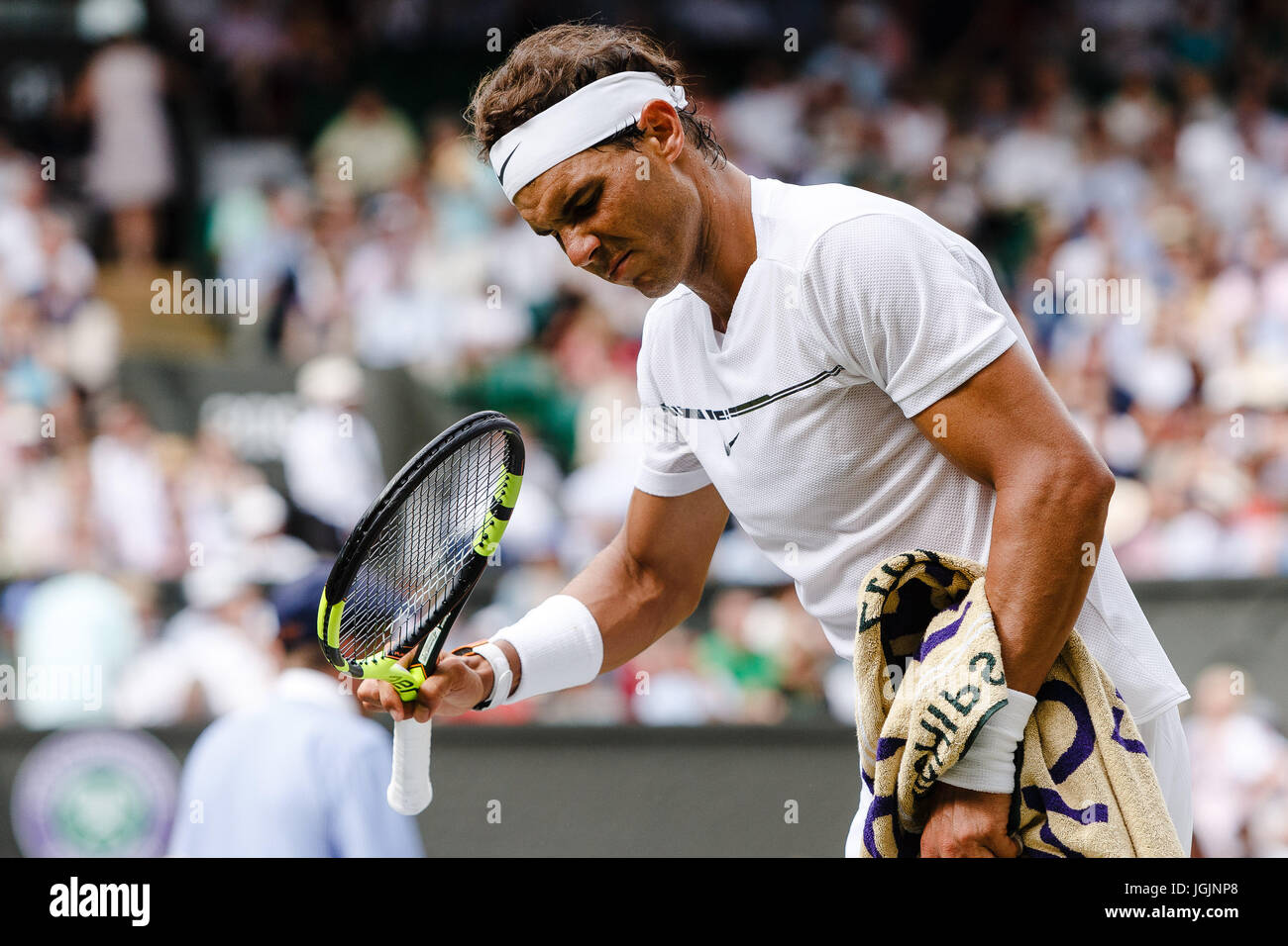 London, UK. 7. Juli 2017. Spanischer Tennisspieler Rafael Nadal in Aktion in seinem 3. Vorrundenspiel bei den Wimbledon Tennis Weltmeisterschaften 2017 bei den All England Lawn Tennis and Croquet Club in London. Bildnachweis: Frank Molter/Alamy Live-Nachrichten Stockfoto