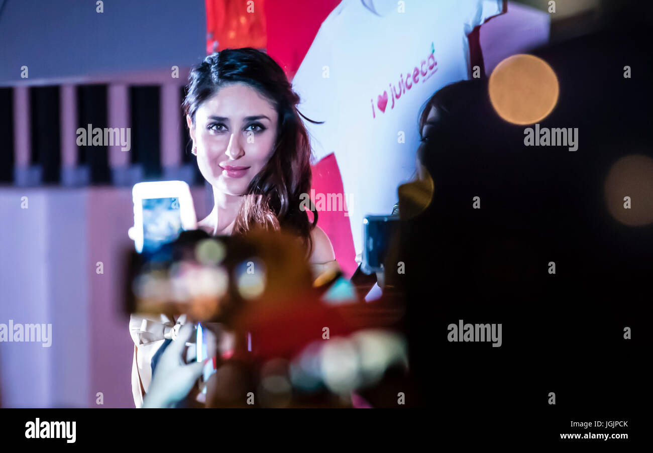 Kuala Lumpur, Malaysia. 7. Juli 2017. Heiße indische Bollywood Schauspielerin Kareena Kapoor wird in Kuala Lumpur, eingeladen, starten Sie ein neues Obst Saft Geschäft mit einer großen Schar von malaysischen Fans warten, sie zu sehen. Bildnachweis: Danny Chan/Alamy Live-Nachrichten Stockfoto