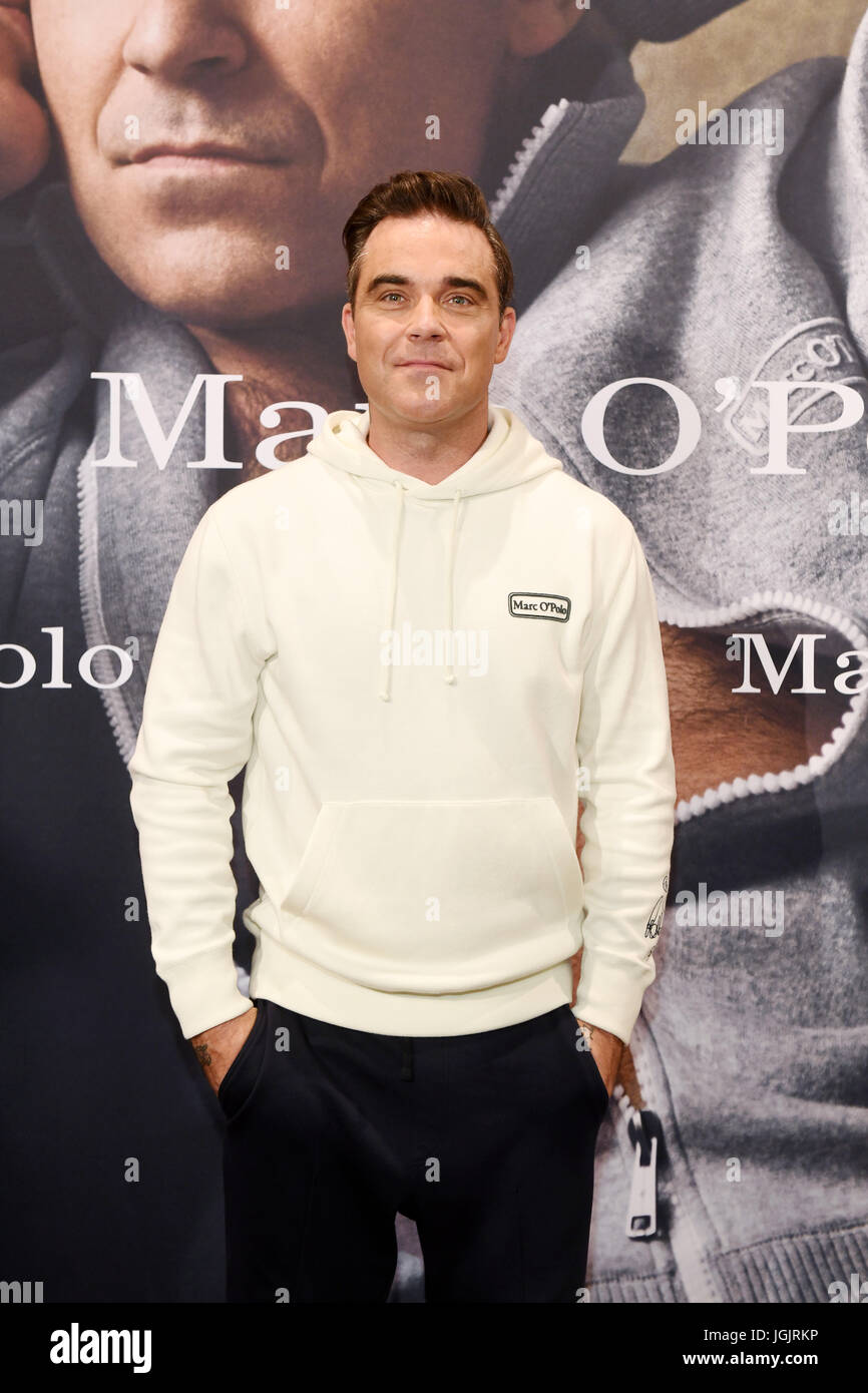 Musiker Robbie Williams präsentiert seine Kollektion für die Modemarke Marc  O'Polo in München, 6. Juli 2017. Foto: Tobias Hase/dpa Stockfotografie -  Alamy