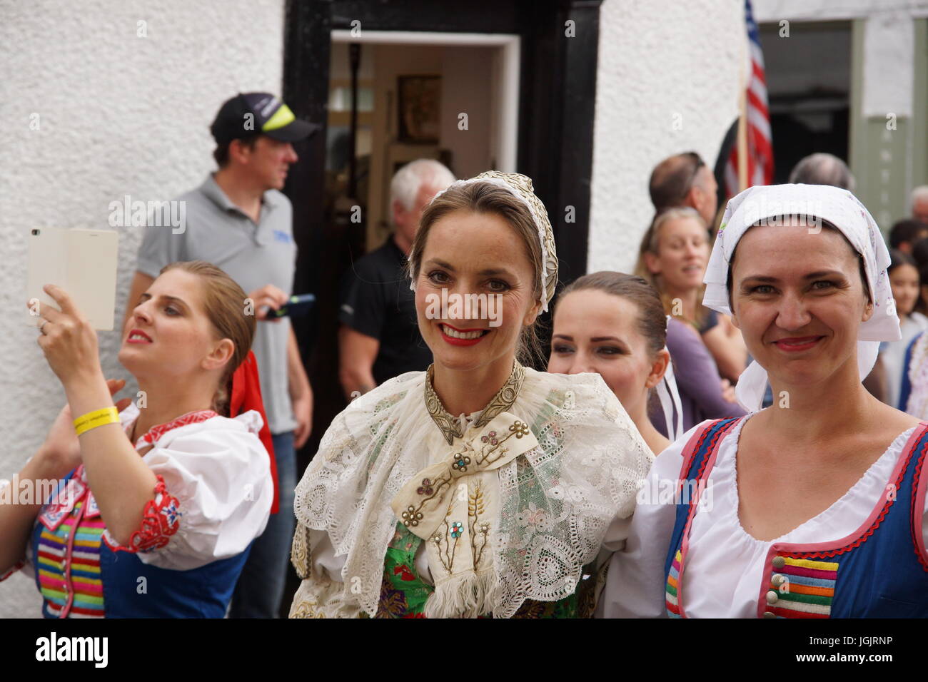 Llangollen, Wales, Vereinigtes Königreich. 7. Juli 2017. Llangollen International Eisteddfod feiert 70. Jahr seit der Gründung im Jahre 1947 mit einem bunten Straßenparade folk-Musiker und Artisten aus der ganzen Welt im Tracht. Bildnachweis: David Pimborough/Alamy Live-Nachrichten Stockfoto