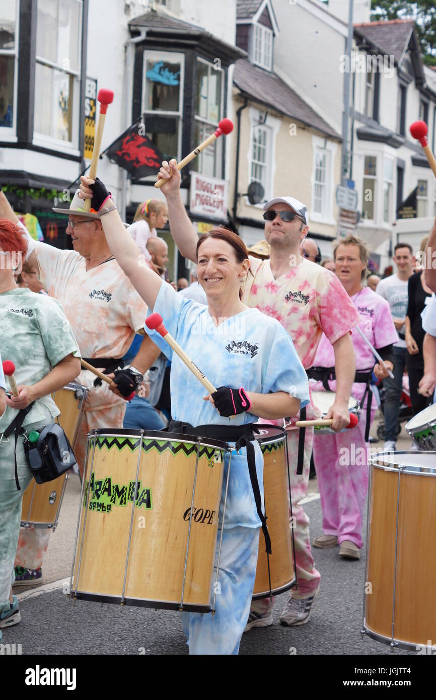 Llangollen, Wales, Vereinigtes Königreich. 7. Juli 2017.  Llangollen International Eisteddfod feiert 70. Jahr seit der Gründung im Jahre 1947 mit einem bunten Straßenparade folk-Musiker und Artisten aus der ganzen Welt im Tracht. Bildnachweis: David Pimborough/Alamy Live-Nachrichten. Stockfoto